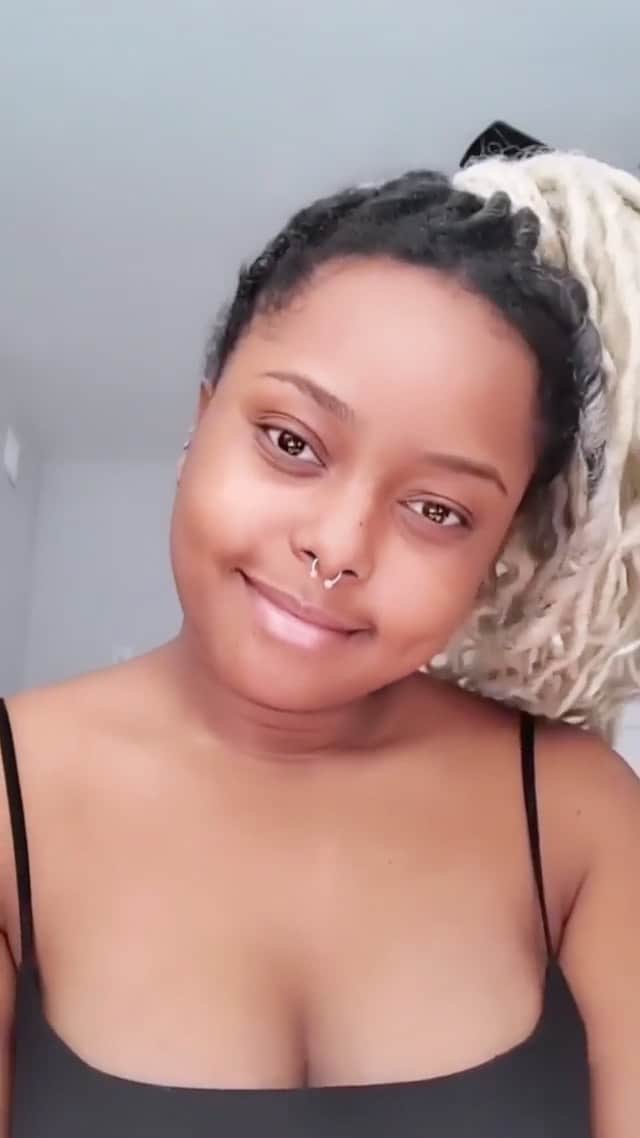Motives Cosmeticsのインスタグラム：「“I’m low key OBSESSED with the @motivescosmetics Flawless Face Stick Foundation. My color is “Chestnut’ and it’s SPOT ON.” - @jaz.smi ✨   Jaz also used the color ‘Caramel’ to highlight and ‘Mocha’ + ‘Espresso’ to deepen and contour. Take the Flawless Match quiz on our site to get get matched with your perfect foundation bundle today!」