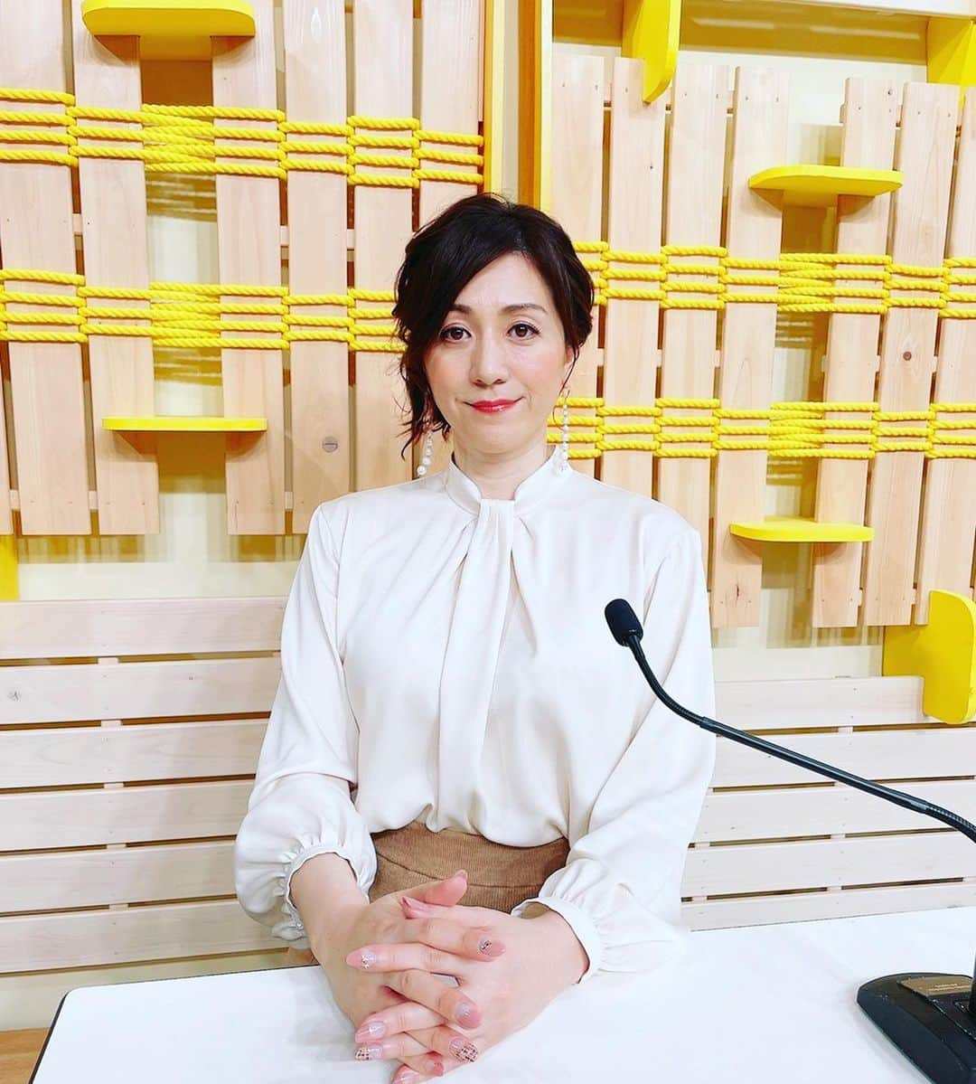 野々村友紀子さんのインスタグラム写真 - (野々村友紀子Instagram)「日曜日 【真相報道バンキシャ！】 ありがとうございました😊  渋くてステキな吉田鋼太郎さんとご一緒でした✨  衣装は何にでも合わせやすい 白のブラウス！ @loungedress   久々にまとめ髪にしてもらいました💕 このゆるゆるフワフワ感が、自分でやると難しいんですよねー！ サッとまとめた感じにしたいけど、ラフすぎたら「寝起きですか？」みたいになってまうし、、下ろすより時間がかかって大変な時あります。  こちらはさすがプロ👏理想のふくらみまとめ髪！」1月19日 10時32分 - nonomura_yukiko