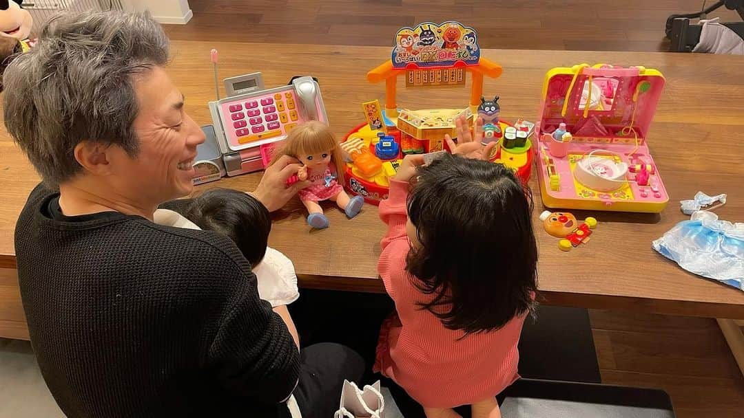 田村淳のインスタグラム：「長女が店員さんで、 僕と次女がお客さん 美容院とお寿司屋さんが隣りある設定の街で小一時間お客さんをやってました。 店長さんがサービス精神旺盛で、どんどんお寿司を握ってくれます。 お会計8500万でしたw  小さい頃どんなオモチャで 遊んでいましたか？」