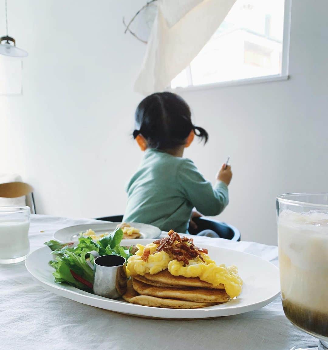 miyoのインスタグラム：「・ @foodorchestra_  のフルサイトがグランドオープンです。  写真はグルテンフリーバージョンのホットケーキミックスを薄めに焼いて食事パンケーキ仕様にしたもの。 ホットケーキミックスがほんのり甘めなので、しょっぱいものともよく合います。  ・  人参とりんごのポタージュのレシピとコラムも、サイト内に掲載しております。  読んでいただけたら、とっても嬉しいです。」