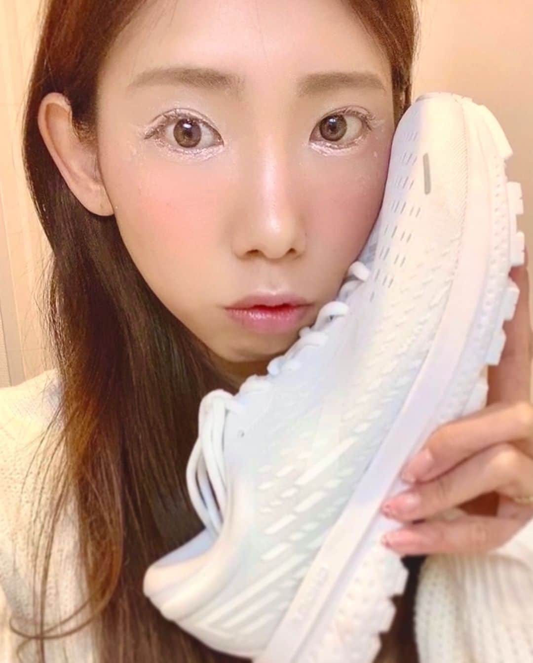 のインスタグラム：「BROOKSシューズイメージメイク💄 第4弾🙋‍♀️！！ 今回はghost13のオールホワイト😶！ ラメラメで星のラメも載せたけど全部飛んでる。笑 しかもせっかく白のアイラインも書いてるのに飛んでる😇 昔から肌の色的に白は全く使わないので今回はめちゃ戦った、、、 マスカラも白のやつしようと思ったけど今後絶対使わないからマスカラ下地とラメラインのやつで代用。笑 #BROOKS #japan #marathon #runner #マラソン #マラソン女子 #ランニング #ランニング女子 #ghost13 #シューズイメージメイク #urglam @brooksrunningjp  @brookswomen  @brooksrunning」
