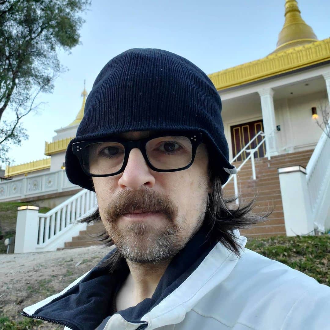 リヴァース・クオモのインスタグラム：「Just finished another 10-day vipassana meditation course. Www.dhamma.org」