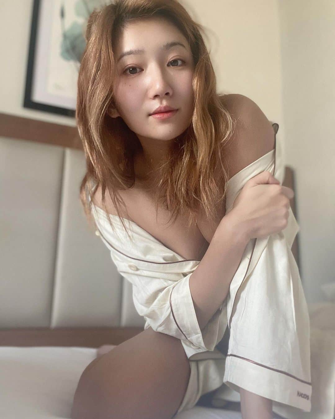 緒方友莉奈さんのインスタグラム写真 - (緒方友莉奈Instagram)「朝起きたら君がいなくて しゅんってなったんだ😞  #picture  #paper  #作品撮り #instaart #beautiful #instagood #masterpiece #creative #photooftheday #instaartist #graphic #graphics instaabstract #カメラ好きな人と繋がりたい #写真撮ってる人と繋がりたい   #そばかす  #肉体美 #fitness  #三白眼  #幸せ  #skin  #スッピン」1月19日 10時38分 - ogatayurina