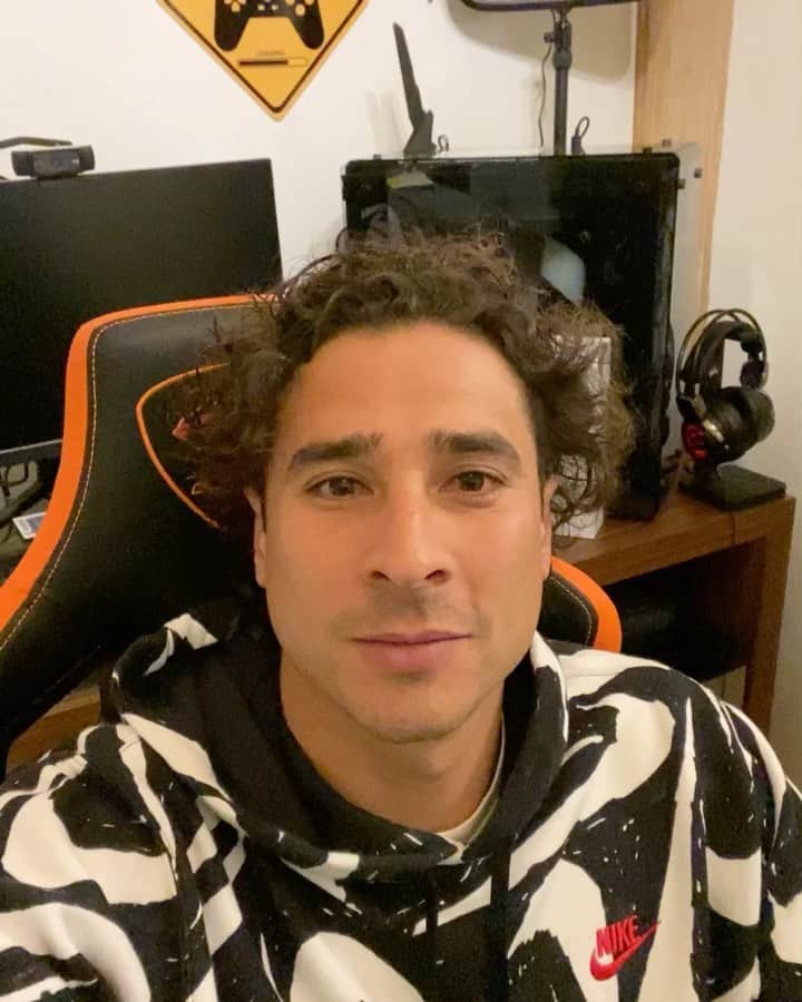ギジェルモ・オチョアのインスタグラム：「XBOX SERIE X -Suscríbete a mi canal de Twitch (yosoy8a)  -Gánate una consola Xbox Series X que regalaré entre mis suscriptores el Jueves 21 de enero jugaré en vivo -La dinámica será sólo para suscriptores de mi canal @xboxméxico」