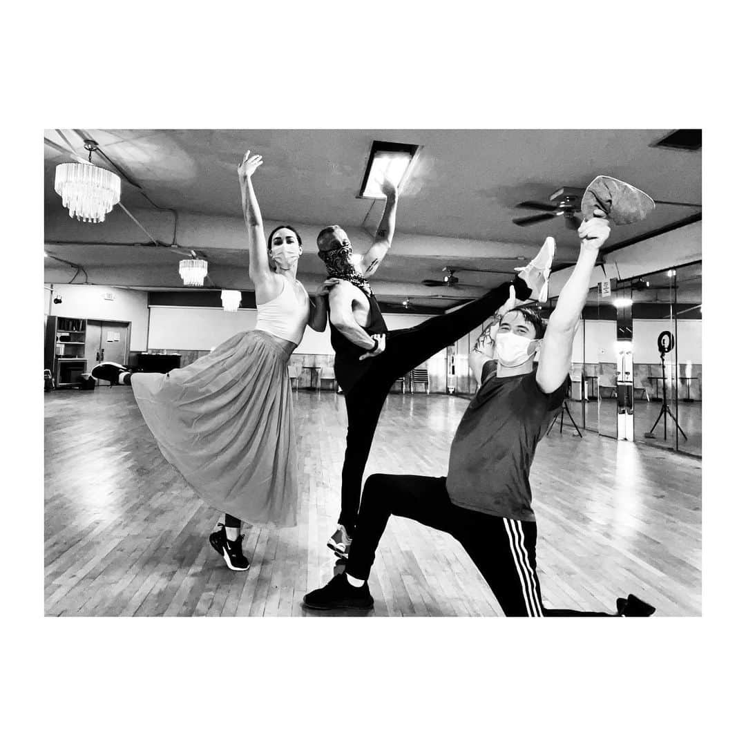 アダム・シャンクマンのインスタグラム：「#disenchented day #1 dance rehearsal! Meet the choreography team. In the center? Choreographer.... Well....me. Then my fantastic seconds: @hayleeruth and @kcmonnie   By the way, dancing our faces off in masks is HARD AS .....let’s just say it’s REALLY hard. But man, it felt sooooo good to dance again.  #disenchanted @disneyplus」