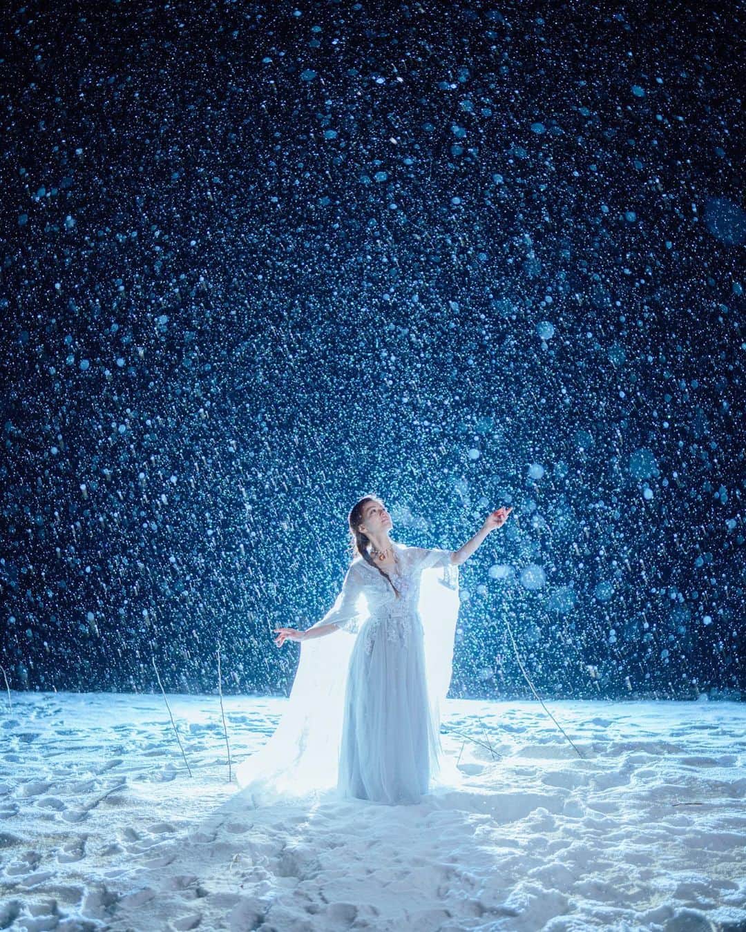 イルコ光の魔術師のインスタグラム：「わぁ、雪撮影最高❗️今日はお昼からアップしようか❗️めっちゃ雪降ってるとき❄️の楽しい時間の過ごし方❗️ストロボ2灯でライティング❗️. . モデル: @sakura.0510 . . 新しい @ilkomobile アカウントにiPhoneで撮ってるポートレートもアップしますよ！いい光があればカメラ&レンズはなんでもいいと思います . . #ストロビスト #ポートレート #青森 #105mm #Sigma #instagramjapan #雨 #東京カメラ部 #ig_today #igersjp #tokyocameraclub #instalike #instagramhub #team_jp_ #vscogoodshot #strobist #strobistlighting #portrait_perfection #iphonephotography #イルコ #光の魔術師 #桜 #instagramhub #カメラ女子 #iphoneography  #lovers_nippon #ファインダー越しの私の世界 #写真好きな人と繋がりたい #portrait」