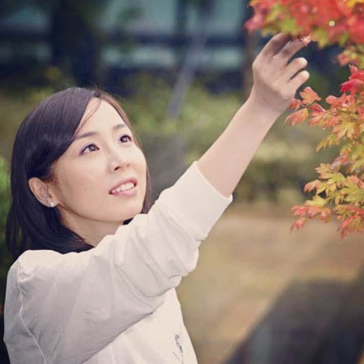 大手小町のインスタグラム：「作家の綿矢りささん。19歳で芥川賞を受賞し、一線で活躍し続ける36歳は、苦悩の20代を過ぎて今、何を思うのでしょうか。肩に力の入っている働く女性に、心の持ちようのヒントをくれます。インタビューでは、宇野千代さんのことに触れていますが、先日の王様のブランチに出演の際にも、宇野さんの作品を勧めていました。彼女の人柄が伝わってくる大手小町のインタビューはこちらから。 https://otekomachi.yomiuri.co.jp/life/20201215-OYTET50014/  #otekomachi #大手小町 #綿矢りさ #読書 #読書女子 #読書記録 #読書日記 #読書メモ #読書の時間 #読書好きな人と繋がりたい #book #bookstagram」