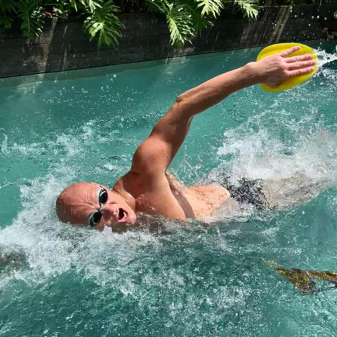 マイケル・クリムさんのインスタグラム写真 - (マイケル・クリムInstagram)「Flow and float... Tuesday laps! ✅ @finisswim #bali #skinfitness #movement 📸 @roccoklim @klimbymichaelklim」1月19日 10時52分 - michaelklim1