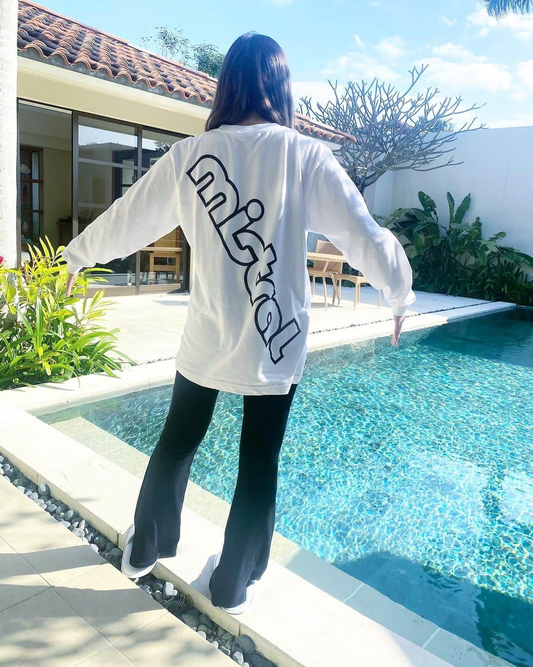 五位渕のぞみのインスタグラム：「#ミストラル のロンTが最近のお気に入り😊🍒 @mistral_apparel ㅤㅤㅤㅤㅤㅤㅤㅤㅤ このロンTはユニセックスなので 男性でも女性でも着用できるアイテムなので #カップルコーデ #おそろコーデ にも最適だよ👫💕 ㅤㅤㅤㅤㅤㅤㅤㅤㅤ 💙 ミストラル ユニセックス 💙 [ コットン長袖Tシャツ -ビッグロゴ- ] （私はホワイトのLサイズ） ¥ 4,290 https://www.mistral-jpnapp.com/items/36000138 ㅤㅤㅤㅤㅤㅤㅤㅤㅤ カラーはネイビー、ホワイト、グレーの3色🌈 ㅤㅤㅤㅤㅤㅤㅤㅤㅤ 普段レディースのMサイズ着る方は ユニセックスXSサイズが最適みたい💡﻿ ㅤㅤㅤㅤㅤㅤㅤㅤㅤ わたしはゆるっと着たかったので、 ユニセックスのL﻿サイズにしたよ🙆🏻‍♀️✨✨ ㅤㅤㅤㅤㅤㅤㅤㅤㅤ ㅤㅤㅤㅤㅤㅤㅤㅤㅤ ㅤㅤㅤㅤㅤㅤㅤㅤㅤ ㅤㅤㅤㅤㅤㅤㅤㅤㅤ ㅤㅤㅤㅤㅤㅤㅤㅤㅤ  ㅤㅤㅤㅤㅤㅤㅤㅤㅤ ㅤㅤㅤㅤㅤㅤㅤㅤㅤ ㅤㅤㅤㅤㅤㅤㅤㅤㅤ ㅤㅤㅤㅤㅤㅤㅤㅤㅤ ㅤㅤㅤㅤㅤㅤㅤㅤㅤ  ㅤㅤㅤㅤㅤㅤㅤㅤㅤ #ミストラル #ミストラルアパレル #ロンT #韓国ファッション #韓国コーデ #スポーティー #ファッション #アマゾンファッション #PR #theuzaterrace #ジウザテラスビーチクラブヴィラズ #コーデ #coordinate #ootd #도쿄 #셀스타그램 #일본 #모델 #스니커 #패션스타그램 #데일리 #코디 #インスタグラマー #インフルエンサー」
