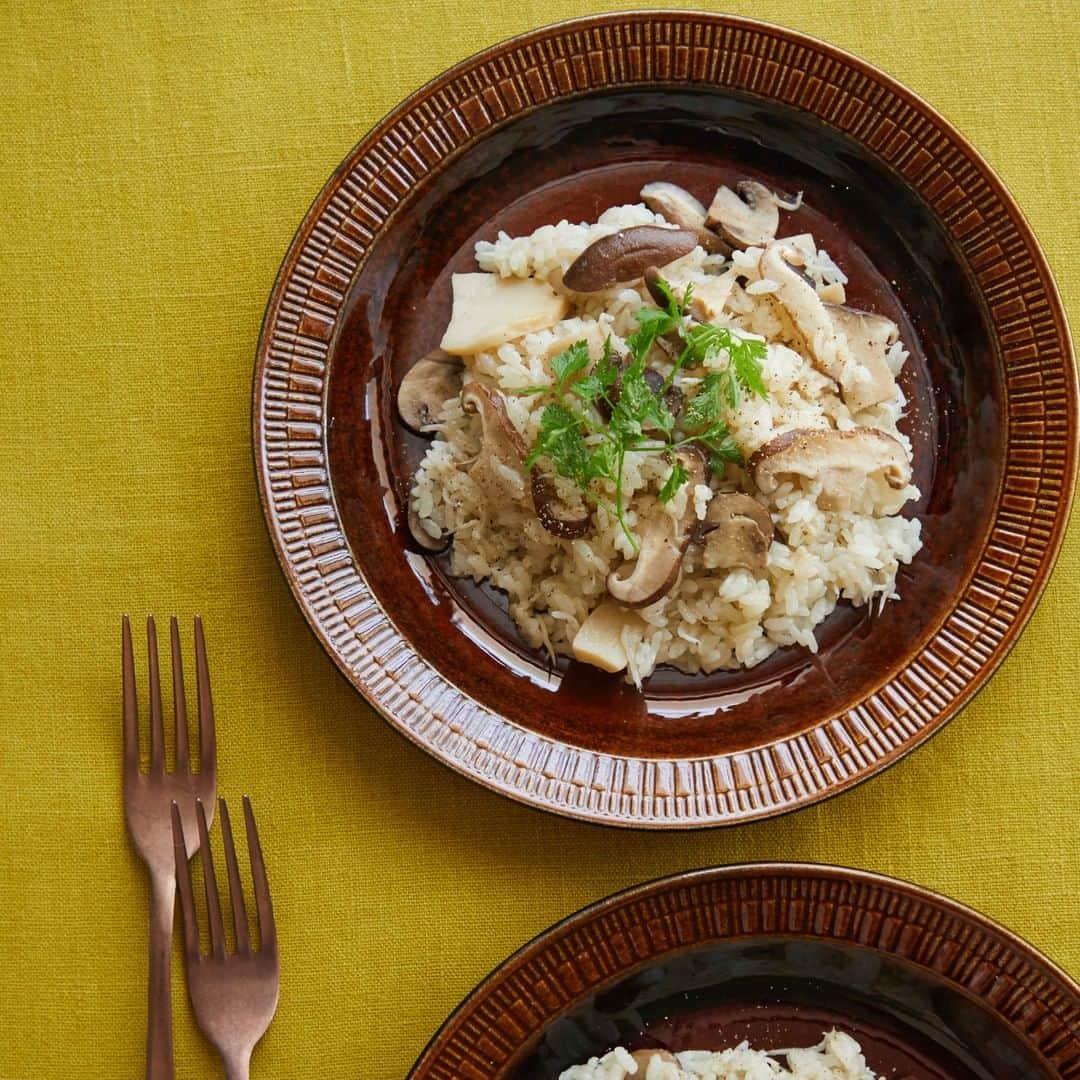 Cooking VERYのインスタグラム：「#炊き込みご飯  【しらすときのこのチーズの炊き込みご飯】     きのこの旨味とチーズのコクで コンソメなどの出汁を入れずとも味わい深く、 バターでさらなるコクとご飯にツヤをプラスすれば まるで洋食屋さんのピラフのように！  もちろん炊飯器で炊けて、冷めても美味しいので お弁当にもピッタリです。  しらすやチーズに多く含まれるカルシウムと、 ビタミンDが豊富なきのこ類と摂取することで 吸収力がUPする、栄養バランスも嬉しい一皿は  ごはん同盟、しらいのりこさん @shirainoriko の レシピです。     #CookingVERY  #VERY編集部　 #VERYWeb  #しらいのりこ #渥美まゆ美 #レシピ公開 ＃キッチングラム #炊き込みご飯 #ごはん同盟  #カルシウム #しらす #チーズ #きのこ    撮影／木村拓　スタイリング／岩﨑牧子」