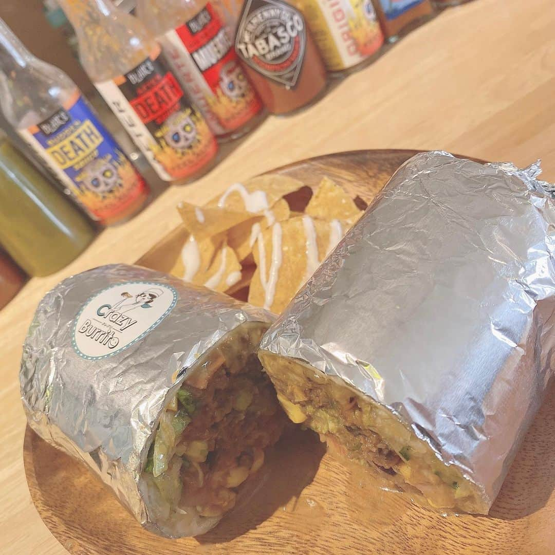 ぴよさんのインスタグラム写真 - (ぴよInstagram)「#ブリトー  . #crazyburritokobe ❤︎ @crazy_burrito_kobe ❤︎ . #三ノ宮カフェ です😸 さまざまな種類のブリトーがありました🌯 #タコライス もあってそれも気になった！ . #キングサイズ (普通にエルサイズとかやったかもしれん。呼び方。笑)で、この大きさ☺️ これを友達と半分ずつしたけど、それでちょうどお腹いっぱいやった😌 #スモールサイズ を二つ頼んで、それをシェアし合うのもおすすめらしい！！！ . #アボカド やお肉がはいっていて美味しかったナア！ カウンターにずらりと調味料が並んでて、好きなものをかけていいんだって！甘い→辛いの順に並んでたんでもちろん1番マイルドなソースをかけてみたよ😸 . #サーフ系 と言うのかな？南国みたいでおしゃれなお店でしたとさ！！ . #もえちゃん日記  #もえちゃんごはん  . #外食シリーズ  #クレイジーブリトー  . #三ノ宮グルメ #三ノ宮ランチ #三ノ宮ディナー #三ノ宮カフェ巡り #ブリトー専門店」1月19日 11時02分 - _piyogram_