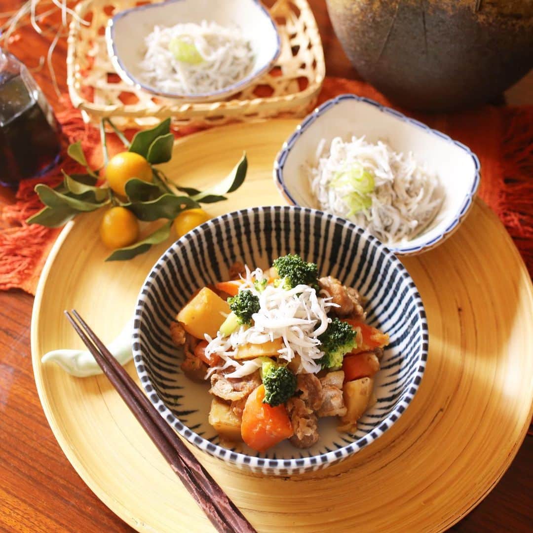 amiさんのインスタグラム写真 - (amiInstagram)「． Favorite shirasu  息子の大好きな釜揚げしらすが 届いたのでさっそくおうちごはんに💕 @masutomi_cooking  ご飯の上に、お野菜をのせて しらすをのせたよ〜🍽  美味しすぎて幸せ♡  こちら、1㎏木箱入りで 手土産にも良さそう⭕️  ． #しらす #干物 #釜揚げしらす#花のある幸せごはん#おうちごはん#おうちランチ#ランチタイム#おうちカフェ#しらすごはん#しらす好き#テーブルコーディネート#テーブルコーデ Paid partnership」1月19日 11時03分 - amikuma1219