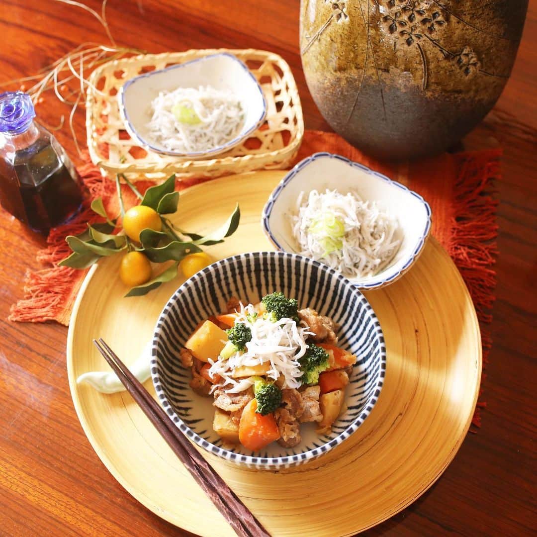 amiのインスタグラム：「． Favorite shirasu  息子の大好きな釜揚げしらすが 届いたのでさっそくおうちごはんに💕 @masutomi_cooking  ご飯の上に、お野菜をのせて しらすをのせたよ〜🍽  美味しすぎて幸せ♡  こちら、1㎏木箱入りで 手土産にも良さそう⭕️  ． #しらす #干物 #釜揚げしらす#花のある幸せごはん#おうちごはん#おうちランチ#ランチタイム#おうちカフェ#しらすごはん#しらす好き#テーブルコーディネート#テーブルコーデ Paid partnership」