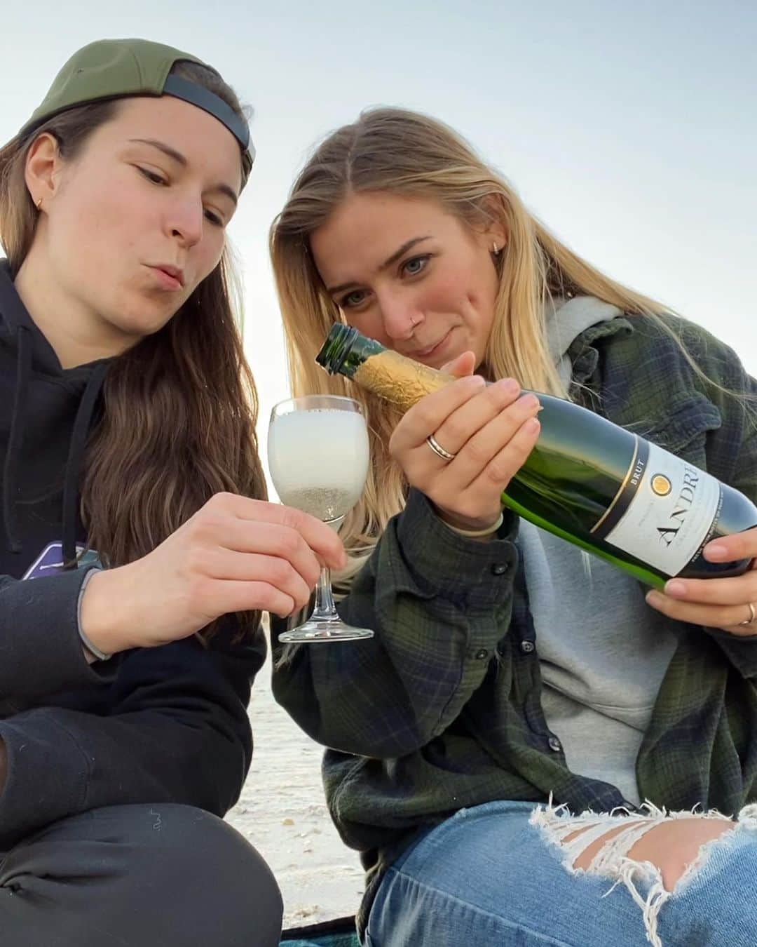 レイチェル・パーソンズのインスタグラム：「beach picnic with champagne and pub subs and dolphin sightings? Phenomenal.」