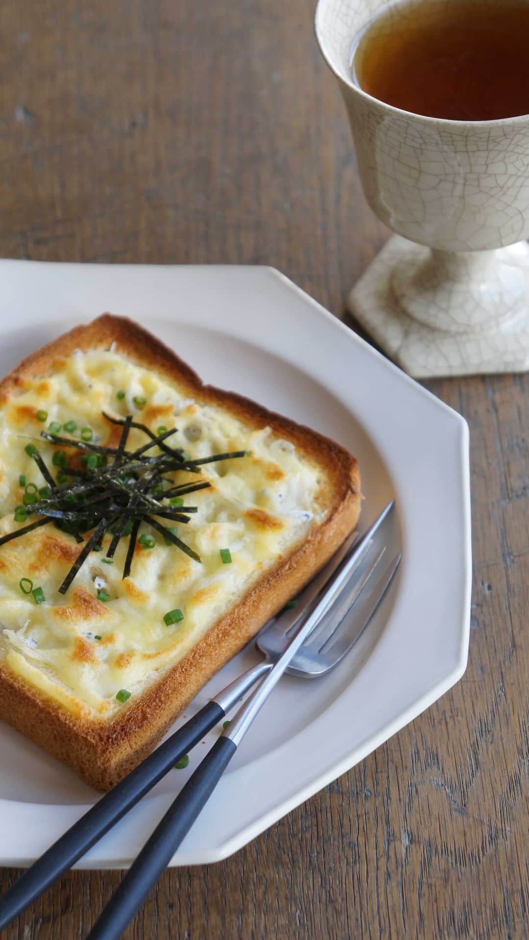 鈴木あすなのインスタグラム：「朝食にオススメ♡ パンからホワイトソースをつくる簡単メニューです。  ●しらすのパングラタン 【材料：１人分】 ※ライブでは2人分にしました。  食パン　5枚ぎり　１枚 しらす　大さじ２ 牛乳or豆乳 100ml 塩、胡椒　少々 ピザ用チーズ　大さじ２ 細ねぎ、きざみのり　お好み  【作り方】 ①食パンは周り１cmに切り込みを入れて、中身を手でくり抜く。底は5mmほど残す。 くり抜いたパンは刻んで、小さめのフライパンに牛乳と合わせてふやかしておく。  ②フライパンを弱火〜中火にかけてヘラでパンを潰すように混ぜる。とろみがついてきたら塩胡椒で味を整える。(バター5g加えても！)  ③食パンにホワイトソースを入れて、その上にしらすとピザ用チーズをのせる。 トースターで焼き色がつくまで焼いて、きざみのりと細ねぎをちらす。  ホワイトソースをパンから作るので失敗しないし、手軽。しかも軽めのソースなので朝にぴったり。 . ぜひ作ってみてね♡  #すっぴんですみません#娘とやりたかった#家族に人気のレシピ」