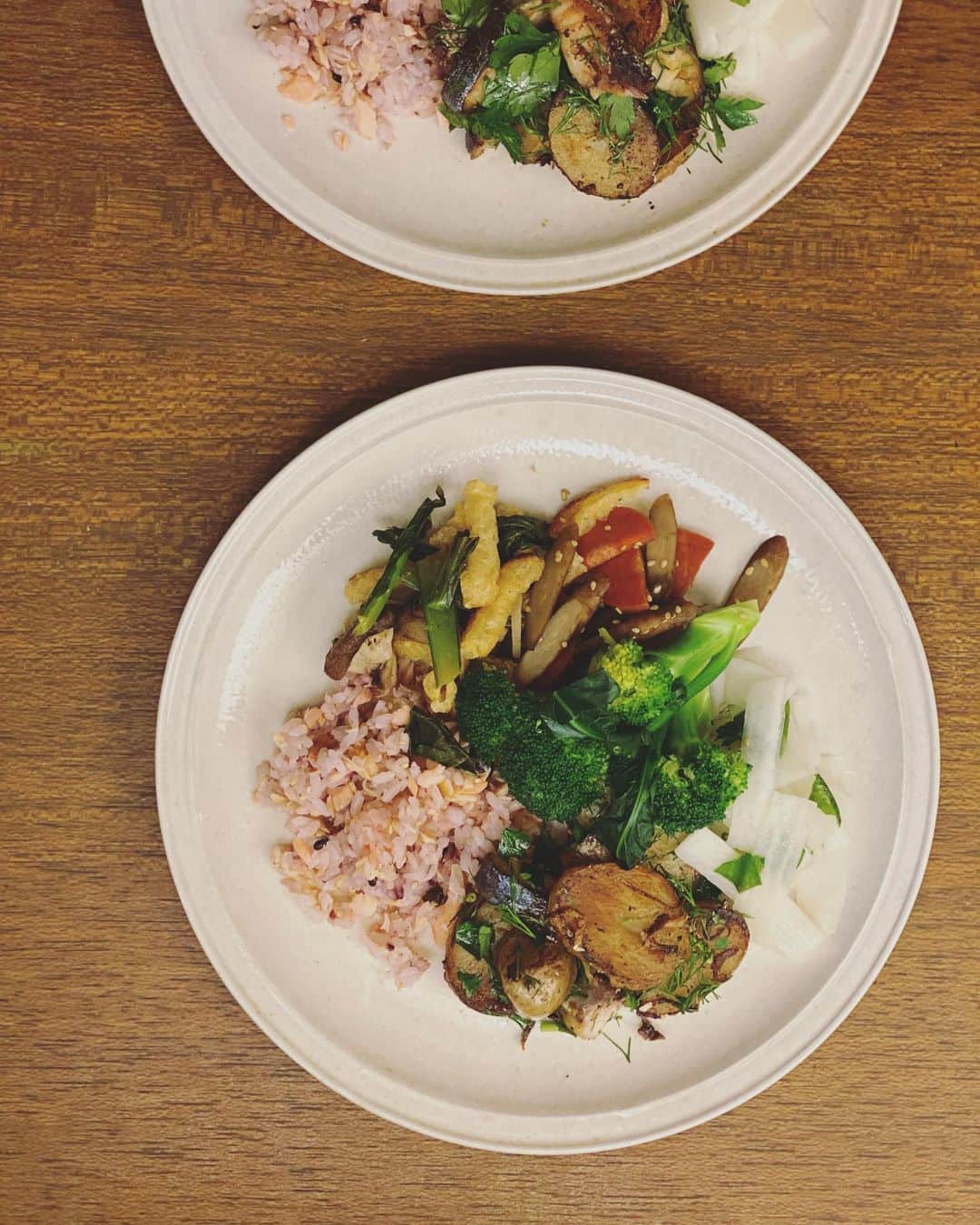 小堀紀代美さんのインスタグラム写真 - (小堀紀代美Instagram)「昨夜は、冷蔵庫と冷凍庫の整理をしながらあるもので。  お弁当箱につめようかなぁ、、、器をそれぞれ選ぼうかなぁ、、、、めんどくさくなっちゃってワンプレートに。  あー食べたいものも、作りたいものもよくわからず、、、、。  冷蔵庫の中スッキリしたから、頭の中も整理しようー。  メモ 昨夜の残りの鮭をほぐして梅と混ぜごはん 鯖とじゃがいものソテー、ハーブ 大根とバジルのマリネ 茹でブロッコリー、マヨネーズ きんぴら 小松菜とキッチンに出しっぱしでからからになってたきのこ（干したとは言えば聞こえは良いけど言えない感😅　干しきのこの食感好きだけど）油揚げ炒め柑橘和え 豚肉と大根のスープ」1月19日 11時13分 - likelikekitchen