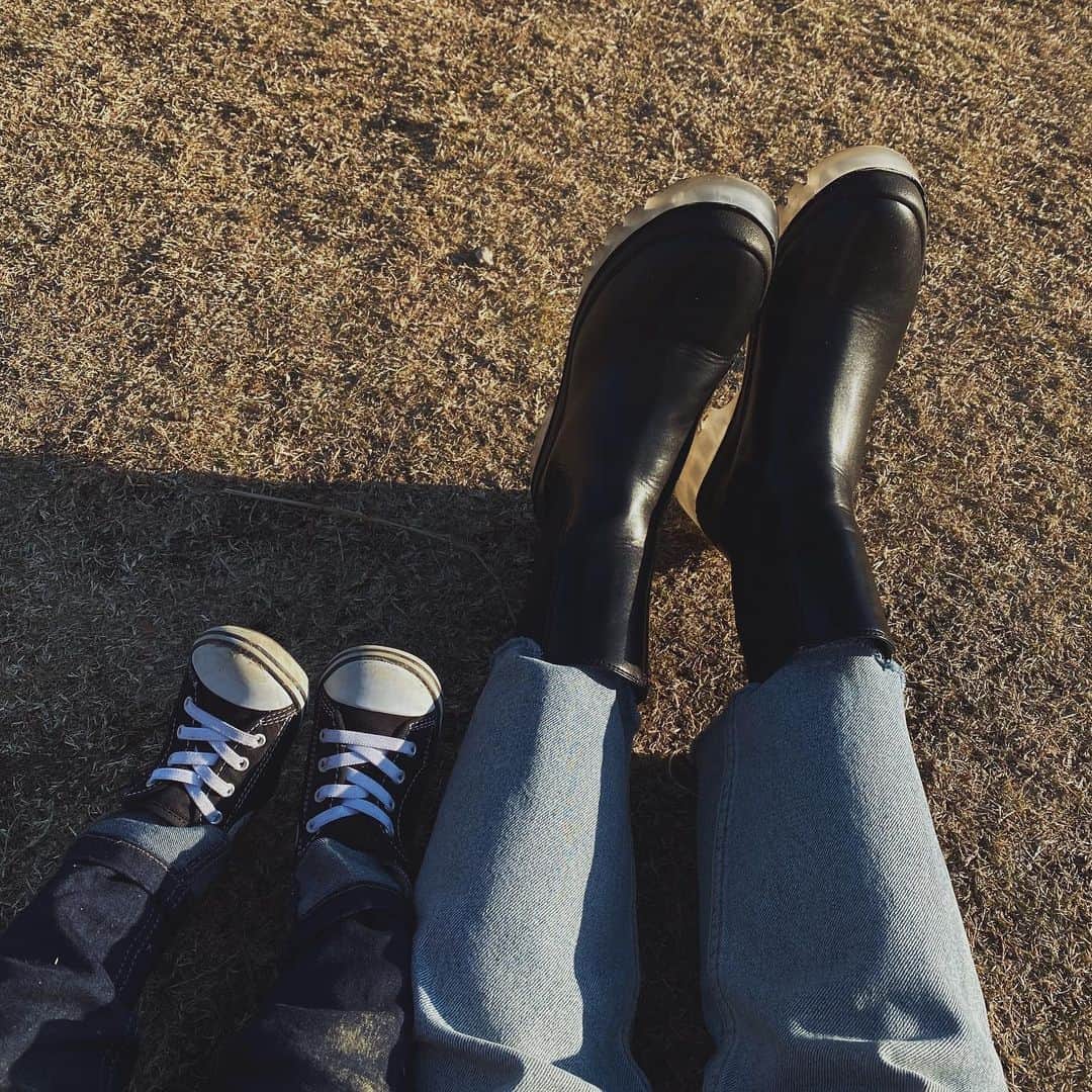 樽見麻緒のインスタグラム：「ちっちゃくてかわいい足👣❤︎ ׅ #時差投稿#親子#男の子ママ#ママライフ#子育てぐらむ#親バカ部#1歳3ヶ月#日光浴#1歳男の子」