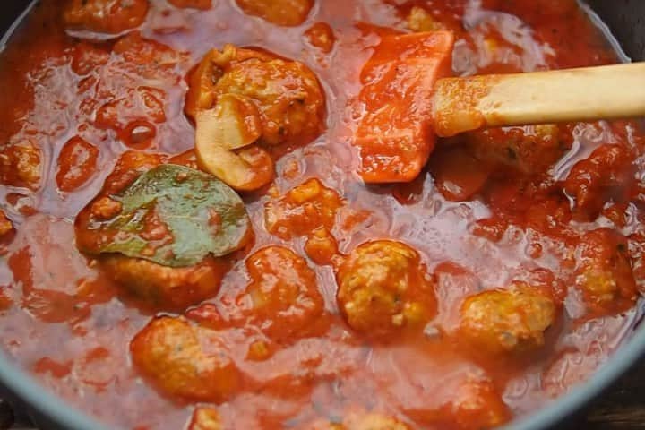 Rocoのインスタグラム：「01.19 晩ごはんはミートボールパスタ🍝(息子が苦手なセロリも刻んで入れて) あとは白菜と蒸し鶏入りスープ、具沢山サラダ。  #rocoごはん#ミートボールパスタ#パスタ#おうちごはん#おうち時間」