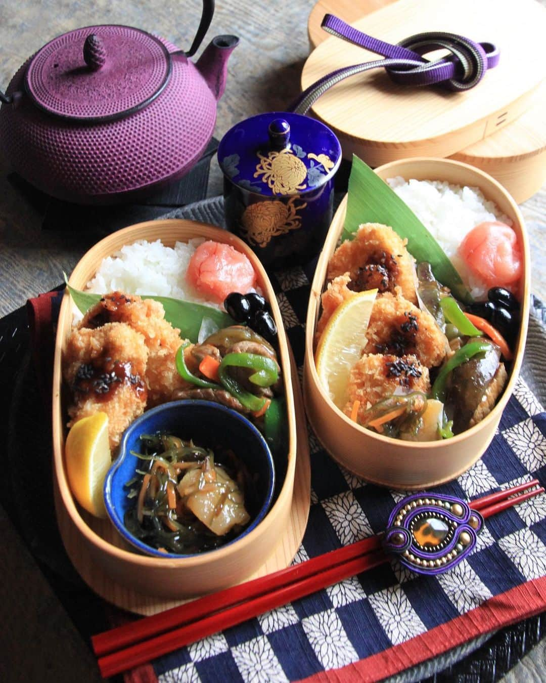 Sayaka.Mさんのインスタグラム写真 - (Sayaka.MInstagram)「. Good morning igfrends  Today thunder roared, and heavy snow fell ❄️☃️ Today’s lunch  Chicken cutlet Matsumae Zuke (Pickled Kombu and Dried Squid with Soy Sauce) Beef fried bean paste seasoned pollack roe #japanesefood 🇯🇵💁‍♀️ . . おはよう御座います すごい雪と雷で仕事に向かう途中本当に前が見えなかった😱 今日の雪は大変 . お弁当は •#チキンカツ •牛肉と茄子の味噌炒め •松前漬け •たらこ •黒豆 . 私はチキンカツのソースに白胡麻振るのが定番だけど無くて、 黒胡麻にしたらなんかグロくなちゃった😅 . 動画の撮影もスタート やっぱスタジオは天候に左右されなくていい👍✨ @zou_kitchen_sapporo . 撮影したレシピ動画は @m1.hospital にて配信します✨ . 気づいたらエンプティランプついちゃってるから ガソリン入れなきゃー⛽️ それでは皆さんも良い一日を 天気気をつけてね✨ . =============== 私のお弁当の記録は My lunch records. 我的便当记录 제 도시락의 기록 ↓↓↓ #sayaka弁当 =============== . #和食 #和食ごはん #お弁当 #お弁当おかず #お弁当記録 #昼ごはん #新春ほろ酔いキャンペーン #テーブルコーディネート #わっぱ弁当 #大館工芸社 #お弁当作り楽しもう部 #お弁当の詰め方 #おうちごはん #フーディーテーブル #札幌観光 #北海道グルメ #アグリアクション北海道 #キッチングラム #ぜーんぶおいしく食べきり隊 #タベリー #手料理 #手作り #washoku #washokulovers #yummy #japan_of_insta #日本食」1月19日 11時25分 - insta.sayaka