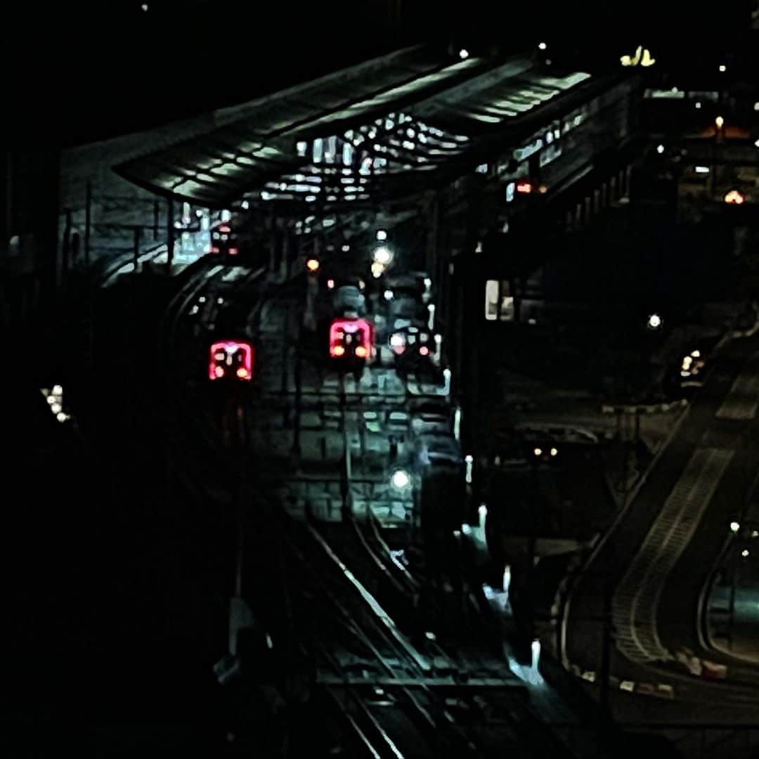 前田真里さんのインスタグラム写真 - (前田真里Instagram)「【ライトのふしぎ】  長崎駅を出入りする シーサイドライナー。  時にライトが白だったり 赤だったり。  ・ ・  なにかルールがあるのかなぁ..  向きによって違うのかな、と ずっと見ていたけれど わからず🤔  甥っ子の質問に答えること できなかったです。  今度、#ホリプロ #アナウンス室 鉄道アナウンサーの久野ちゃんに 聞いてみよう🤗✨✨  @tomomi_kuno   #電車 #鉄道 #長崎駅 #夜景 #JR西日本 #東京カメラ部 #東京カメラ部instagram  #nightview #light #nagasakilovers #seasideliner #train #japan #tokyocameraclub」1月19日 11時24分 - maedamari