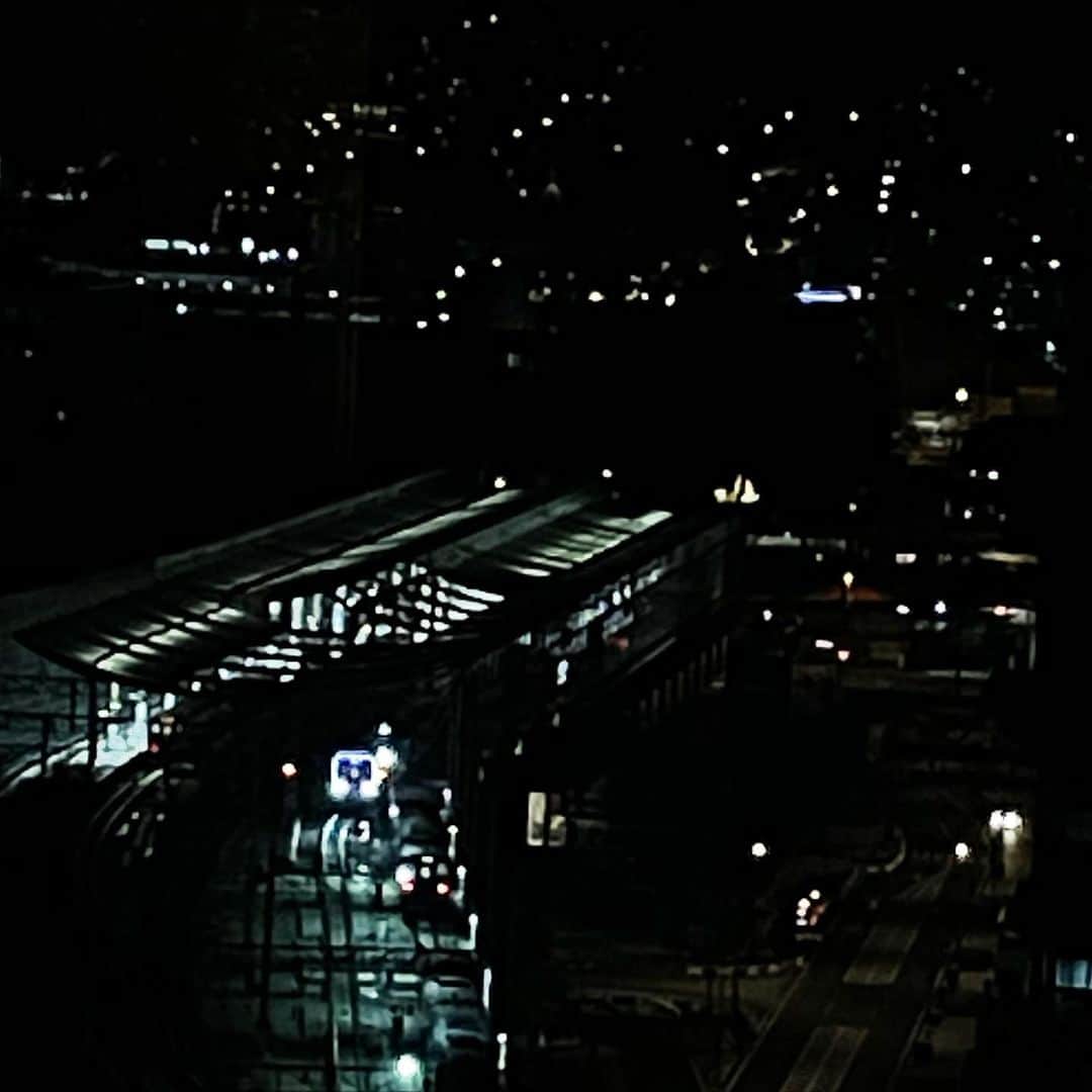 前田真里さんのインスタグラム写真 - (前田真里Instagram)「【ライトのふしぎ】  長崎駅を出入りする シーサイドライナー。  時にライトが白だったり 赤だったり。  ・ ・  なにかルールがあるのかなぁ..  向きによって違うのかな、と ずっと見ていたけれど わからず🤔  甥っ子の質問に答えること できなかったです。  今度、#ホリプロ #アナウンス室 鉄道アナウンサーの久野ちゃんに 聞いてみよう🤗✨✨  @tomomi_kuno   #電車 #鉄道 #長崎駅 #夜景 #JR西日本 #東京カメラ部 #東京カメラ部instagram  #nightview #light #nagasakilovers #seasideliner #train #japan #tokyocameraclub」1月19日 11時24分 - maedamari
