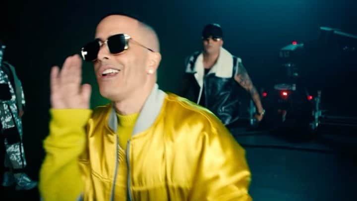 ヤンデルのインスタグラム：「Me encanta este tema! #MalaCostumbre En tu plataforma de música favorita @wisin ❌ @manuelturizo ❌ @yandel  smarturl.it/MalaCostumbre」