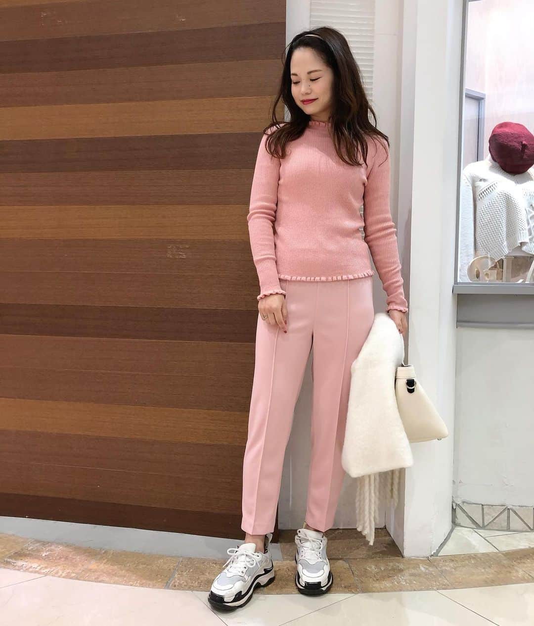 新谷美奈のインスタグラム：「.﻿ ﻿ だいすきなピンク💗﻿ ピンクのバリエーションが豊富な今季は﻿ ピンクonピンクにも挑戦したい🌸🥰﻿ ﻿ ともすればイタくなってしまいがちなピンクコーデ。﻿ 大人に着こなすなら﻿ 薄トーンでのグラデーションがおすすめ！﻿ 色自体が甘いので、﻿ シンプルなデザインを重ねて。﻿ センタープレスのパンツで品の良さを。﻿ 足元はあえてスニーカーで外して。﻿ ﻿ Nina mew﻿ knit ¥14,000+tax→¥9,800+tax﻿ pants ¥23,000+tax→¥16,100+tax﻿ bag ¥9,200+tax﻿ sneaker ¥28,000+tax﻿ ______________________________________﻿ 1.16 sat - 1.25 mon﻿ FREE SHIPPING CAMPAIGN📦﻿ お買い上げ1万円以上で送料無料！﻿ ぜひこの機会に通販をご利用下さいね😊﻿ ﻿ @ninamew_official#Ninamew#ニーナミュウ#ゆめタウン#ゆめタウン佐賀#セレクトショップ#selectshop」