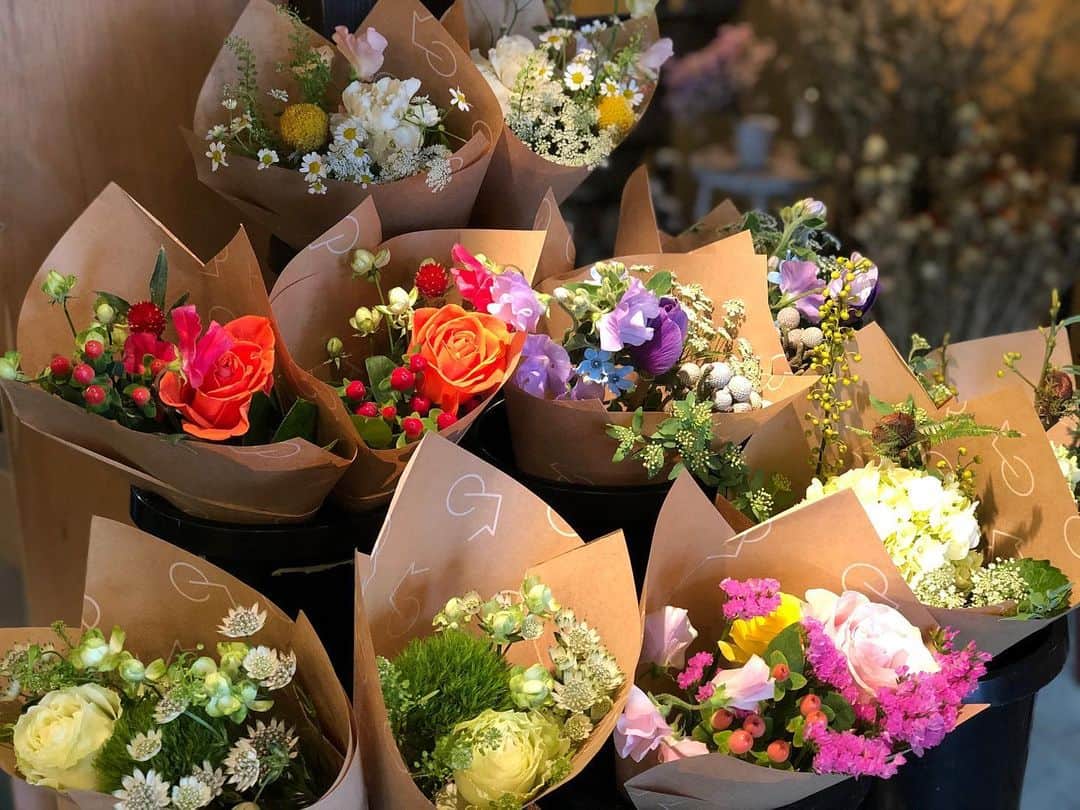 アンヘロ・カロ・ヌエバスのインスタグラム：「雪のちらつく彦根ですが、春爛漫の1,000円花束ありますよ。 ちなみに、雪はちらちらで積もってはおりません。 本日は16時まで、お待ちしてます。  #flowers  #花のある暮らし  #flowershop  #花屋」