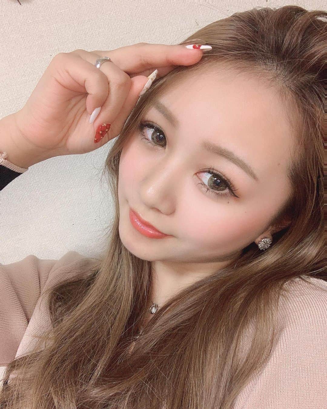 あゆぽよのインスタグラム：「おはようでやんす！！！  領域展開🤞出来てない  写真撮る時、顔右に曲げがち🥸  一つだけ言えるのは実物こんな顔じゃない」