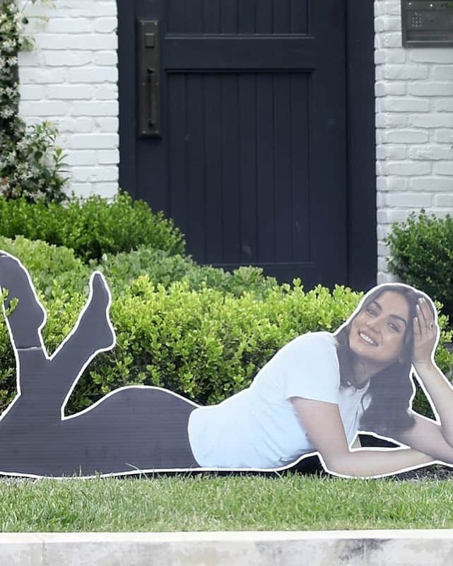 Just Jaredさんのインスタグラム写真 - (Just JaredInstagram)「Remember when Ben Affleck had a cardboard cut-out of Ana de Armas sitting outside his house in June? You need to see what just happened to it on the day their breakup went public.... Tap this photo at the LINK IN BIO. #AnaDeArmas #BenAffleck Photo: Backgrid」1月19日 11時26分 - justjared