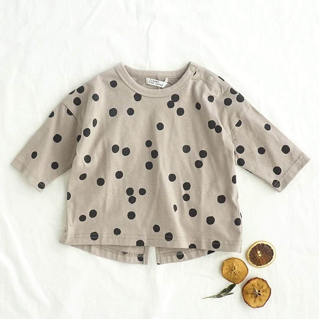 かわいいベビー服・子供服Babychuさんのインスタグラム写真 - (かわいいベビー服・子供服BabychuInstagram)「【ランダムドット×グレージュがおしゃれ🍄ユニセックスで楽しめるゆるTシャツ😋】 . New Arrival styling by Ally . ゆったりシルエットで着心地💯👍7分袖Tシャツ💫 . 肩落ちのゆったりしたシルエットに、バックスリットで抜け感たっぷり😉🎶 コーデのアクセントにもピッタリなランダムドットで、シンプルなボトムスでもオシャレに決まります✌️😎 薄手のコットン素材で春にピッタリの1枚🌸 . 女の子には同じ素材の＜7分袖＞バックリボン♪ドットチュニックもオススメ💁‍♀️ 兄弟姉妹でおソロコーデを楽しんでみて👯‍♀❤️️👯 . 再入荷なしのアイテムなのでお早目にGETして下さいね🙌 . ▶️＜7分袖＞バックスリット☆ドットTシャツ サイズ：80/90/100/110 プライス： ¥1,900 +tax . 👀合わせてチェック❣️ 【春の新作キャンペーンスタート🎉クーポンプレゼント🎁】 会員様に、新作アイテムをおトクにGETできるチャンス到来🌸 春の新作キャンペーン🎉👛５％OFFクーポンプレゼント🎁 . 「春の新作キャンペーン」のアイコンがついたアイテムを含む、3,000円（税抜）以上のお買い物で利用可★ コードの入力は不要🙋‍♀️ 購入時、クーポン選択欄で「会員様限定☆春の新作キャンペーン」のクーポンを選択してね💕 . 期間中、何度でも利用OKなこちらのクーポン期限は、1月31日（日）23:29まで‼️ もちろん、今から会員になってくれる方もOK🙆‍♀️ 先に会員登録してから、ログインしてお買い物🎵 . 🌟さらにおトク情報！ まもなく完売！この冬さいごの「福袋」🛍 一部サイズはまだ間に合う🥳 争奪戦です！急いで～🏃‍♀️💨 . プロフィール欄のURLから、べびちゅＨＰへGO🧚‍♀️ 上部のバナーから「春の新作アイテム」や「福袋」をチェックできるよ💕 . . 紹介アイテム品番： CU-522-159023 . #ドット #ロンT #おそろコーデ #お揃いコーデ #newarrivals #新作 #春の新作 #べびちゅ #babychu #ig_kidsphoto #ig_babyphoto #かわいい #子供服 #ベビー服 #親バカ部 #女の子#男の子 #娘 #息子 #赤ちゃん #ベビーコーデ #キッズコーデ #ベビーファッション #キッズファッション #出産祝い #baby #babychujp #stayhome #おうち時間 #べびちゅstylingcollection」1月19日 11時30分 - babychu2014