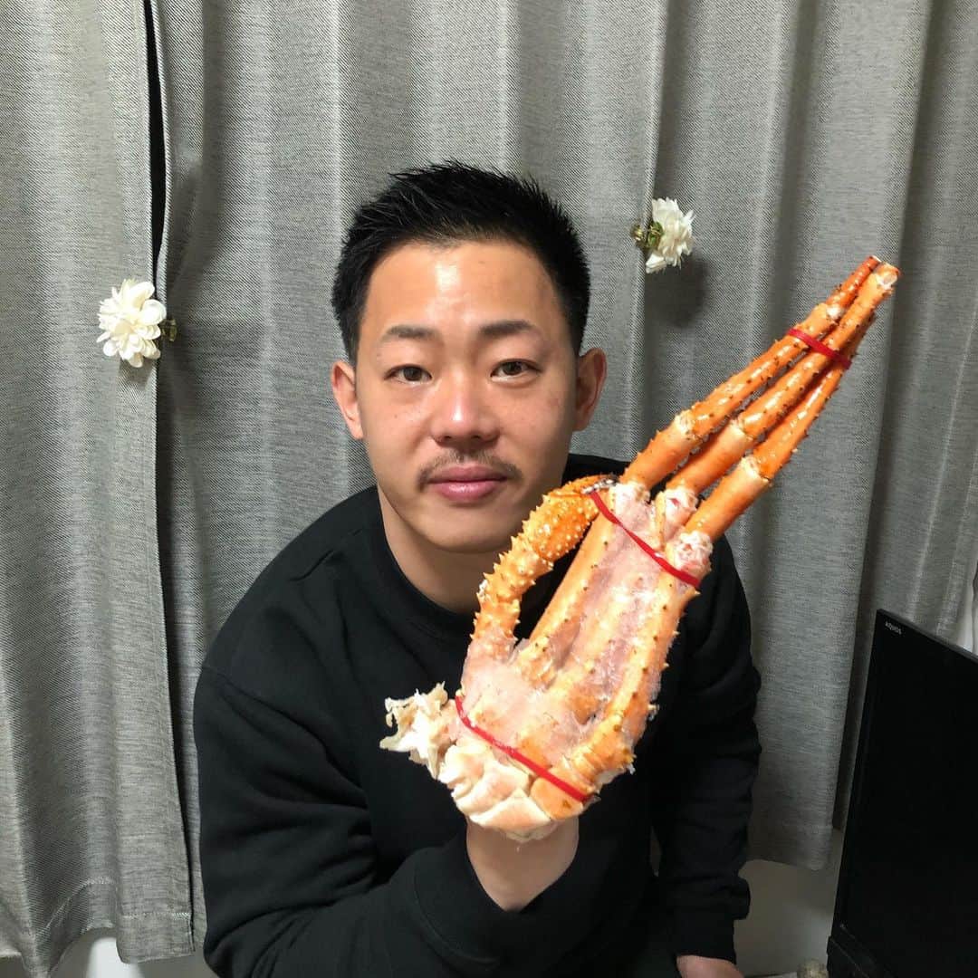 酒井尚さんのインスタグラム写真 - (酒井尚Instagram)「お正月。右手蟹。  遅ばせながら、あけましておめでとうございます。  未熟者の私ですが今年もどうかよろしくお願いいたします🦀  #たらば蟹 #ずわい蟹 #阿部寛 様」1月19日 11時31分 - sakai__takashi