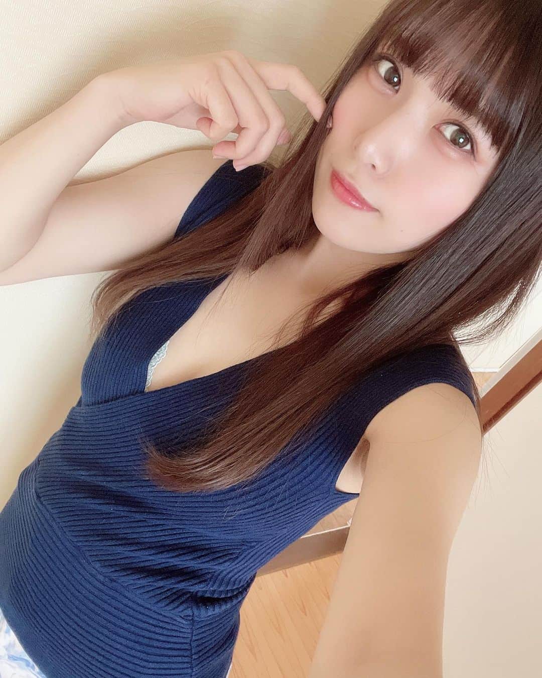 福山美佳のインスタグラム：「誘惑…♡ #おはようございます #早起き　#ノースリーブ　#ノースリーブニット」
