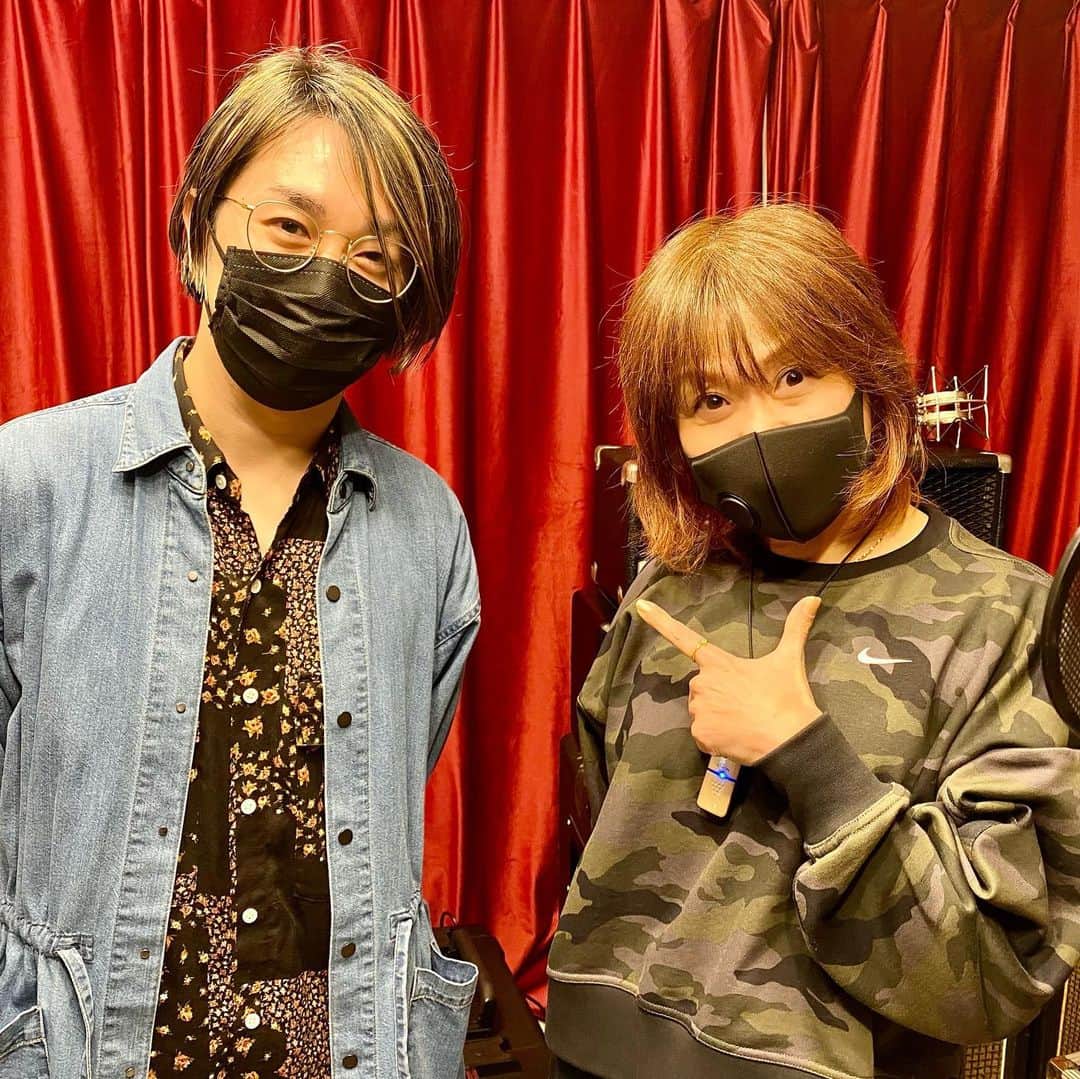 田村直美のインスタグラム：「レコーディング前半終了 Dr田中一光 Ba西山史晃 Gt北島健二 Key DIE  ライブメンバーRecかなり嬉しい このメンバーの生な部分いかしつつ 刺激くれるアレンジャー大樹くんサイコー✨です  昨日は"はたのん"と歌入れ DIEちゃん曲にゴスペルコーラス ビビちゃん🐱も駆けつけてみんなを癒しまくってくれました💓  今日からは1/30ライブに集中する 新曲もやる！👍楽しみすぎる」
