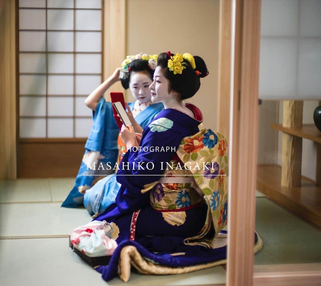 稲垣雅彦のインスタグラム：「APA 公益社団法人　日本広告写真家協会の機関誌「瞬」2021年新年号の扉写真に起用していただきました  #祇園 #広告写真家 #舞妓 #leica #noctilux #noctilux095 #京都 #着物　#kimono」