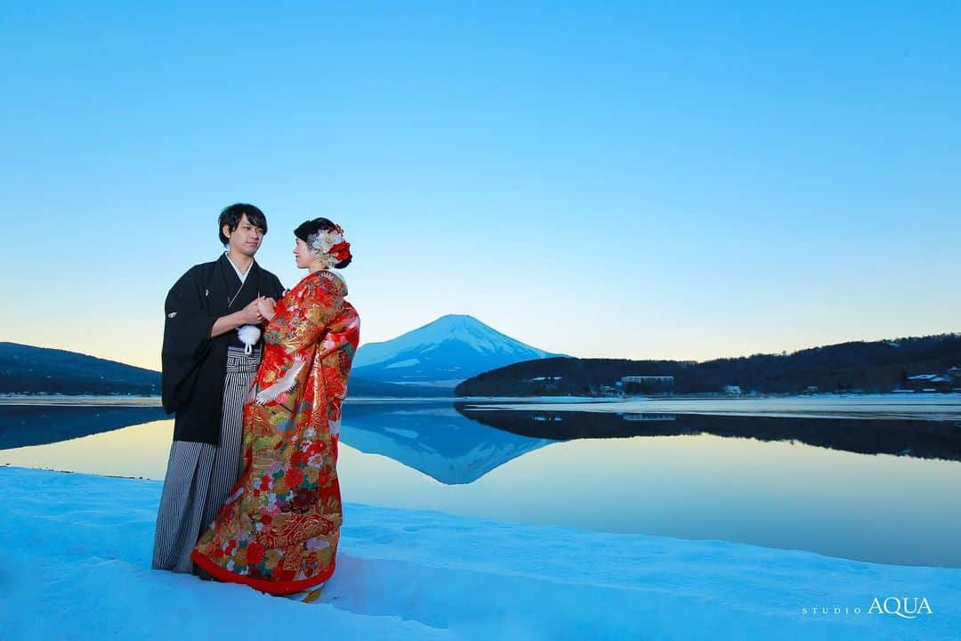 スタジオアクア富士店 のインスタグラム：「過去のお写真から 激レア逆さ富士🗻🗻  ﻿おかげさまでたくさんのお問い合わせ、﻿ 撮影のご予約をいただいております🙇‍♀️﻿ 誠にありがとうございます。  スタジオアクア6店舗でご予約受付中！﻿ お問い合わせはお早めに✨﻿ ﻿ ﻿ デコルテ公式アカウント﻿ ▷▷ @decollte_weddingphoto﻿ ﻿ スタジオアクア富士店🗻﻿ ▷▷ @studioaqua_fuji﻿ ﻿ スタジオアクア横浜みなとみらい店﻿ ▷▷ @studioaqua_yokohama﻿ ﻿ スタジオアクア表参道渋谷店﻿ ▷▷ @studioaqua_shibuya  ﻿ スタジオアクア新宿店﻿ ▷▷ @studioaqua.shinjuku  ﻿ スタジオアクア浅草店﻿ ▷▷ @studioaqua_asakusa  ﻿ スタジオアクア立川店﻿ ▷▷ @studioaqua_tachikawa229  ﻿ ﻿ ＼オンライン撮影相談会スタート✨／﻿ パソコン・スマートフォンから﻿ 前撮り、フォトウエディングの相談が可能！﻿ 当店HPよりご予約受付中！﻿ ﻿ ﻿ お得な割引キャンペーンも実施中！﻿ HPを要チェック✔﻿ ﻿ ﻿ #d_weddingphoto﻿ #スタジオアクア﻿ #スタジオアクア横浜店﻿ #スタジオアクア富士店﻿ #撮る結婚式﻿ #ウェディング﻿ #ウェディングフォト﻿ #フォトウェディング﻿ #フォトスタジオ﻿ #花嫁﻿ #プレ花嫁﻿ #卒花嫁﻿ #関東花嫁﻿ #関西花嫁﻿ #横浜花嫁﻿ #前撮り﻿ #後撮り﻿ #結婚式﻿ #結婚式準備 ﻿ #ヘアメイク﻿ #ヘアアレンジ﻿ #洋装前撮り﻿ #和装前撮り﻿ #ドレス試着﻿ #ドレス迷子﻿ #ウェディングフェア﻿ #プレ花嫁さんと繋がりたい﻿ #全国のプレ花嫁さんと繋がりたい﻿ #日本中のプレ花嫁さんと繋がりたい﻿ #富士山」