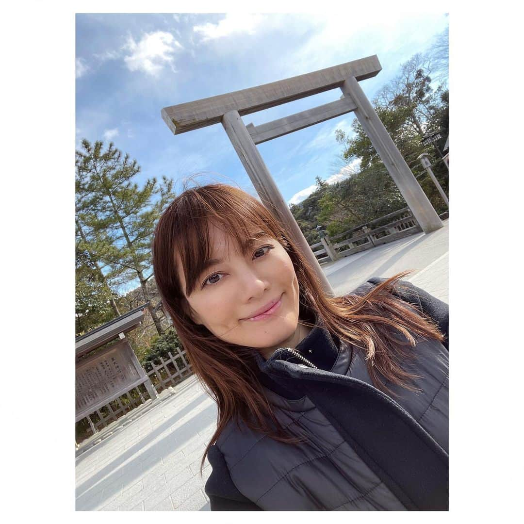 羽舞咲さんのインスタグラム写真 - (羽舞咲Instagram)「🎗Ise Jingu﻿ ﻿ 2021年1月7日﻿ ﻿ ふと思い立って﻿ 「伊勢神宮」を参拝しました﻿ ﻿ 太陽はポカポカ暖かくて﻿ 風はそよそよ﻿ 空気がキリッと澄んで﻿ いるだけで心地いい日﻿ ﻿ 久々のご挨拶とご報告と想いを伝えました﻿ ﻿ 参拝直後﻿ 正面から少しずれたところで﻿ しばらく深呼吸して心を整えていると﻿ フワッと風とともに﻿ なにかをいただいた気が (*´-`*)﻿ ﻿ いい日だなぁ﻿ ﻿ この日は﻿ 「一粒万倍日＋神吉日」﻿ だったそうです﻿ ﻿ 神聖な内宮の様子をどうぞ (´∀｀)﻿ ﻿ ﻿ ________ EVENT INFORMATION ________﻿ ﻿ 📸東京散歩！ナチュラルポートレート撮影会﻿ （日程＆場所フリープランも好評受付中‼︎）﻿ ﻿ 📻神宮前ラジオ @jingumae.fm﻿ 「羽舞咲のゆるゆるビューティ研究所」 （毎週水曜日オンエア）﻿ ﻿ 🧘‍♀️「EMARY」@emary_online﻿ 1ヶ月レッスン受け放題「0円」キャンペーン‼︎﻿ ヨガ・ダイエット・カラーセラピー・美腸﻿ 話し方・恋愛・片付け・マインドフルネス﻿ などなどすべて受け放題！﻿ ﻿ 心を込めてお届けします♡﻿ ﻿ @herbemi﻿ プロフィールリンクをチェック！！﻿ ﻿ ____________________________________﻿ ﻿ #2021 #forest #isejingu #beautifulmind #beauty #naturallife #lifestyle #simplelife #セルフラブ #しあわせ時間 #伊勢神宮 #旅人 #自分を好きになる #スローライフ #世界を旅する #神社好き #風の時代 #散歩好き #自由 #ナチュラルライフ #お伊勢参り #生き方 #自然と共存 #ゆるゆるビューティ #心を整える #自分の時間 #自分らしく生きる #五十鈴川 #お伊勢さん #羽舞咲﻿ ﻿」1月19日 11時40分 - herbemi