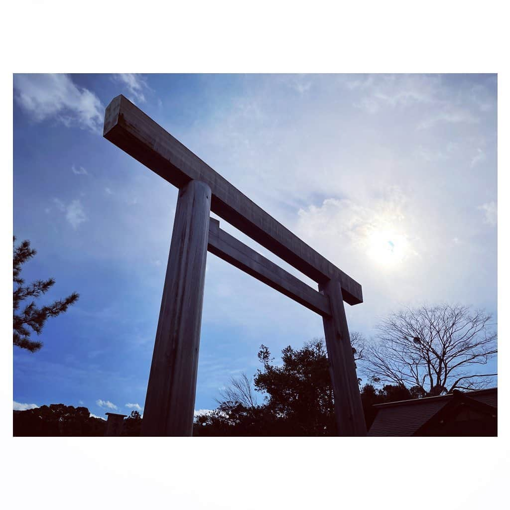 羽舞咲さんのインスタグラム写真 - (羽舞咲Instagram)「🎗Ise Jingu﻿ ﻿ 2021年1月7日﻿ ﻿ ふと思い立って﻿ 「伊勢神宮」を参拝しました﻿ ﻿ 太陽はポカポカ暖かくて﻿ 風はそよそよ﻿ 空気がキリッと澄んで﻿ いるだけで心地いい日﻿ ﻿ 久々のご挨拶とご報告と想いを伝えました﻿ ﻿ 参拝直後﻿ 正面から少しずれたところで﻿ しばらく深呼吸して心を整えていると﻿ フワッと風とともに﻿ なにかをいただいた気が (*´-`*)﻿ ﻿ いい日だなぁ﻿ ﻿ この日は﻿ 「一粒万倍日＋神吉日」﻿ だったそうです﻿ ﻿ 神聖な内宮の様子をどうぞ (´∀｀)﻿ ﻿ ﻿ ________ EVENT INFORMATION ________﻿ ﻿ 📸東京散歩！ナチュラルポートレート撮影会﻿ （日程＆場所フリープランも好評受付中‼︎）﻿ ﻿ 📻神宮前ラジオ @jingumae.fm﻿ 「羽舞咲のゆるゆるビューティ研究所」 （毎週水曜日オンエア）﻿ ﻿ 🧘‍♀️「EMARY」@emary_online﻿ 1ヶ月レッスン受け放題「0円」キャンペーン‼︎﻿ ヨガ・ダイエット・カラーセラピー・美腸﻿ 話し方・恋愛・片付け・マインドフルネス﻿ などなどすべて受け放題！﻿ ﻿ 心を込めてお届けします♡﻿ ﻿ @herbemi﻿ プロフィールリンクをチェック！！﻿ ﻿ ____________________________________﻿ ﻿ #2021 #forest #isejingu #beautifulmind #beauty #naturallife #lifestyle #simplelife #セルフラブ #しあわせ時間 #伊勢神宮 #旅人 #自分を好きになる #スローライフ #世界を旅する #神社好き #風の時代 #散歩好き #自由 #ナチュラルライフ #お伊勢参り #生き方 #自然と共存 #ゆるゆるビューティ #心を整える #自分の時間 #自分らしく生きる #五十鈴川 #お伊勢さん #羽舞咲﻿ ﻿」1月19日 11時40分 - herbemi