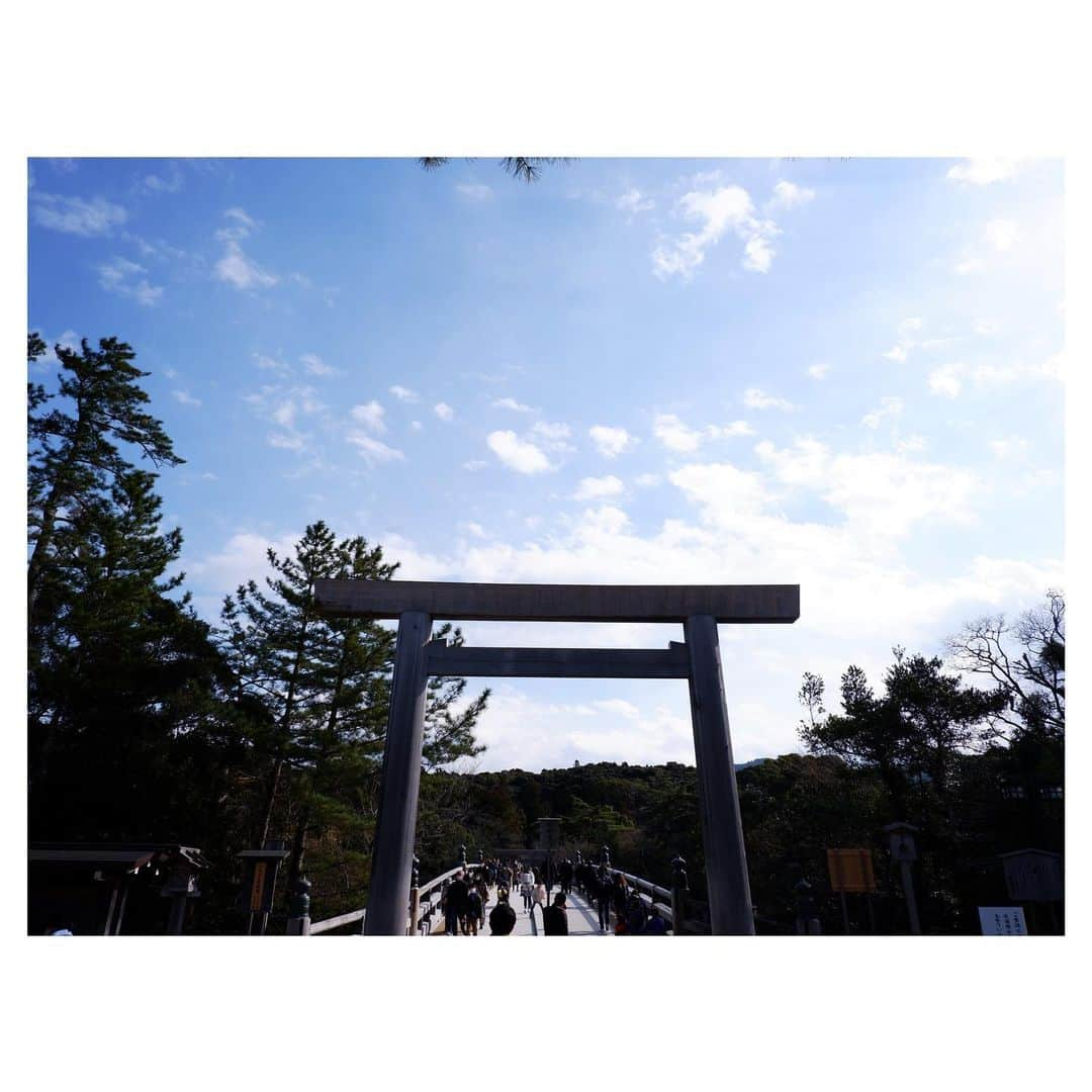 羽舞咲さんのインスタグラム写真 - (羽舞咲Instagram)「🎗Ise Jingu﻿ ﻿ 2021年1月7日﻿ ﻿ ふと思い立って﻿ 「伊勢神宮」を参拝しました﻿ ﻿ 太陽はポカポカ暖かくて﻿ 風はそよそよ﻿ 空気がキリッと澄んで﻿ いるだけで心地いい日﻿ ﻿ 久々のご挨拶とご報告と想いを伝えました﻿ ﻿ 参拝直後﻿ 正面から少しずれたところで﻿ しばらく深呼吸して心を整えていると﻿ フワッと風とともに﻿ なにかをいただいた気が (*´-`*)﻿ ﻿ いい日だなぁ﻿ ﻿ この日は﻿ 「一粒万倍日＋神吉日」﻿ だったそうです﻿ ﻿ 神聖な内宮の様子をどうぞ (´∀｀)﻿ ﻿ ﻿ ________ EVENT INFORMATION ________﻿ ﻿ 📸東京散歩！ナチュラルポートレート撮影会﻿ （日程＆場所フリープランも好評受付中‼︎）﻿ ﻿ 📻神宮前ラジオ @jingumae.fm﻿ 「羽舞咲のゆるゆるビューティ研究所」 （毎週水曜日オンエア）﻿ ﻿ 🧘‍♀️「EMARY」@emary_online﻿ 1ヶ月レッスン受け放題「0円」キャンペーン‼︎﻿ ヨガ・ダイエット・カラーセラピー・美腸﻿ 話し方・恋愛・片付け・マインドフルネス﻿ などなどすべて受け放題！﻿ ﻿ 心を込めてお届けします♡﻿ ﻿ @herbemi﻿ プロフィールリンクをチェック！！﻿ ﻿ ____________________________________﻿ ﻿ #2021 #forest #isejingu #beautifulmind #beauty #naturallife #lifestyle #simplelife #セルフラブ #しあわせ時間 #伊勢神宮 #旅人 #自分を好きになる #スローライフ #世界を旅する #神社好き #風の時代 #散歩好き #自由 #ナチュラルライフ #お伊勢参り #生き方 #自然と共存 #ゆるゆるビューティ #心を整える #自分の時間 #自分らしく生きる #五十鈴川 #お伊勢さん #羽舞咲﻿ ﻿」1月19日 11時40分 - herbemi