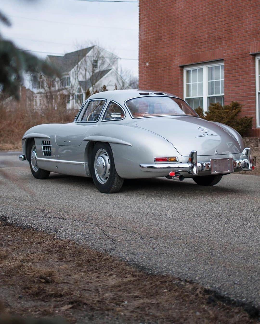 CarsWithoutLimitsさんのインスタグラム写真 - (CarsWithoutLimitsInstagram)「What a gem of car, congratulations to @thetriplefcollection on the 1954 Mercedes 300SL Gullwing. Props to @millermotorcars for the delivery of the car! 🤳🏼  #carswithoutlimits #mercedesbenz #mercedes #300sl #mercedesbenz300sl」1月19日 11時50分 - carswithoutlimits