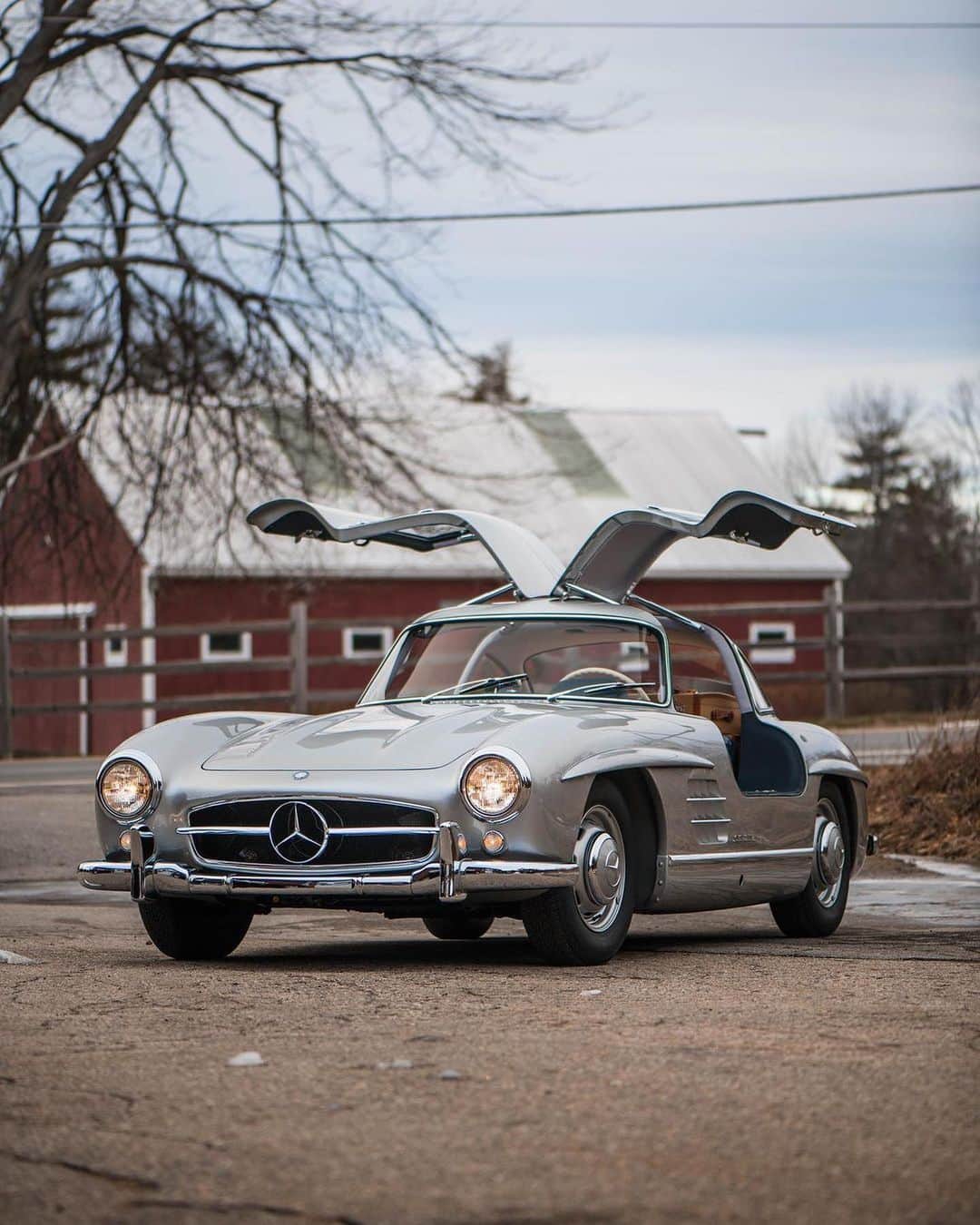 CarsWithoutLimitsさんのインスタグラム写真 - (CarsWithoutLimitsInstagram)「What a gem of car, congratulations to @thetriplefcollection on the 1954 Mercedes 300SL Gullwing. Props to @millermotorcars for the delivery of the car! 🤳🏼  #carswithoutlimits #mercedesbenz #mercedes #300sl #mercedesbenz300sl」1月19日 11時50分 - carswithoutlimits