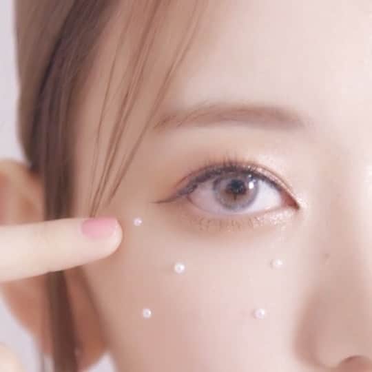 PIA official Instagramのインスタグラム：「IZ*ONE宮脇咲良さんイメージモデルの カラコン「MOLAK」🌸  写真の通り透明感抜群のミラーグレー🕺 瞳に馴染むけど、きちんと発色するので メイクのポイントにもなるので オススメのおしゃれカラー🖤  1dayと1monthタイプの両方あります✌️  ------------------------- BRAND： MOLAK COLOR：Mirror Gray SIZE：14.2mm BC：8.6mm PRICE：1,600円＋TAX -------------------------  #molak #モラク #sakuramiyawaki #宮脇咲良 #さくちゃん #sakumail #pia #カラコン #colorcontacts #izone #아이즈원 #미야와키사쿠라 #컬러렌즈 #렌즈 #메이크업 #makeup #makeupforever #アイズワン #coralbrown」