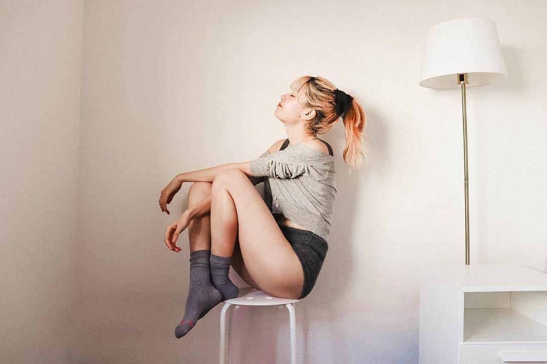 浅場佳苗のインスタグラム：「🧦🧦🧦 グレーにピンクのラインが入ったシンプルなスタンスソックス！ おうち時間の足元はスタンスで遊んで楽しむんだ〜🐰🤍 ・ @stance_japan  #stancesocks #stanceathome #tokyo #japan #dancemusic #dancepop #edm #singer #songwriter #シンガーソングライター #フレキシタリアン #ベジタリアン #ゆるヴィーガン #動物愛護 #サスティナブル #エコ #地球にやさしいミュージシャン #愛犬家 #beatmania #iidx #17live #LoL #tiktok #浅場佳苗 #kanaeasaba」