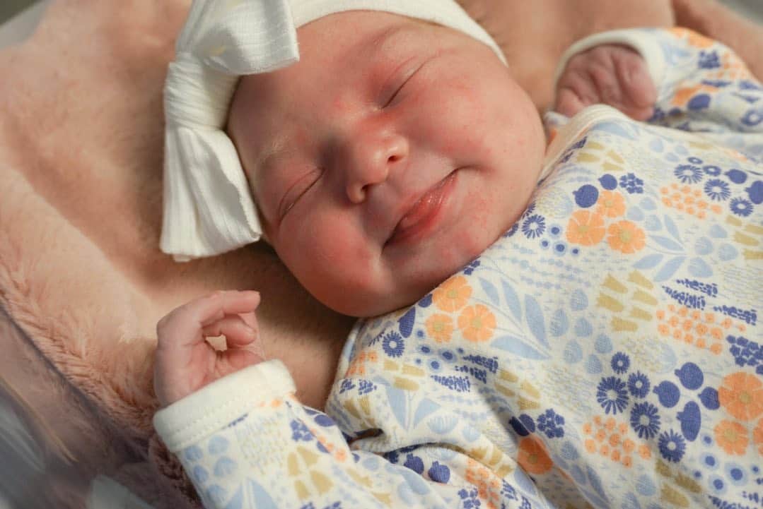 エンリケ・J・ヘルナンデスさんのインスタグラム写真 - (エンリケ・J・ヘルナンデスInstagram)「01.15.21! Penélope Isabel was born at 4:28pm. BEST DAY OF MY LIFE!!!   The day I got drafted I thought I was on top of the world, the day I made my Big League debut I thought nothing would compare, the day I got married I felt like the world stopped, the day we won the World Series I thought I had it all; NOTHING compares to the moment when I met my little girl!! @marianavicente you are my hero!!! Las amo y las amare siempre!!!! #Kikita #GirlDad」1月19日 11時47分 - kikehndez