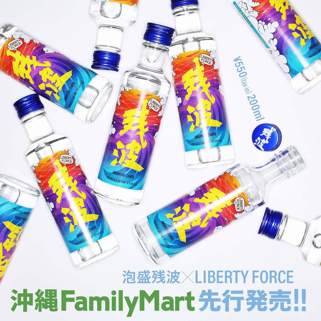 照屋 健太郎のインスタグラム：「🌈🍶✨  昨夜は沢山の反響、温かいシェア 本当にありがとうございました🙏🏻😭 とっても嬉しいです。  【残波ボトル🍶 デザインについて】  今回のラベルデザインは、"aquaflow"マサさんと相談しながら作成しました。とっても時間はかかりましたが、何度も修正を繰り返して、可愛いデザインになりました😊🙌🏻✨  『残波』漢字ロゴは、 元ロゴの雰囲気を残しながらリデザインしました✨🌈🍶  背景デザインは、 泡盛『残波』の工場がある沖縄 読谷村の海 残波岬(ざんぱみさき)の『荒波』と『夜明け』の空をイメージしています。  荒波にも揺るがない残波岬は、 周りの声に惑わされずに『強い意志を持って生きる姿』  夜明けの空は、 夢に挑戦した先にある『明るい未来』を表現しています🌅  僕は毎日、自分がやりたいと思うことに勇気を出して挑戦しています。勇気を出して挑戦すると傷つくことも沢山あります。でも自分が本当にやりたいことと向き合って頑張って生きています。  今日から一部の沖縄ファミマで順次発売になるLIBERTY FORCE残波ボトル。見つけてくれた方がタグ付けしてストーリーとかアップしてくれたら泣いちゃうぐらい嬉しいです😭🙏🏻  頑張ります！！！」