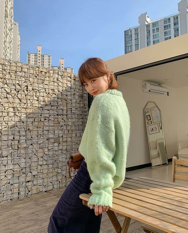 imvelyジャパンのインスタグラム：「🆕本日の新作5%OFF🆕  本日のpickをご紹介します˙ᴥ˙❣️ ふわふわ素材の可愛らしいミントカラーニット💚 小顔効果のあるパフ袖のロングTシャツ💚  詳細はサイトでチェックしてください💡  #イムブリー#IMVELY#ワンピース#大人カジュアル#大人可愛い#ootd#デイリー #カジュアルコーデ」