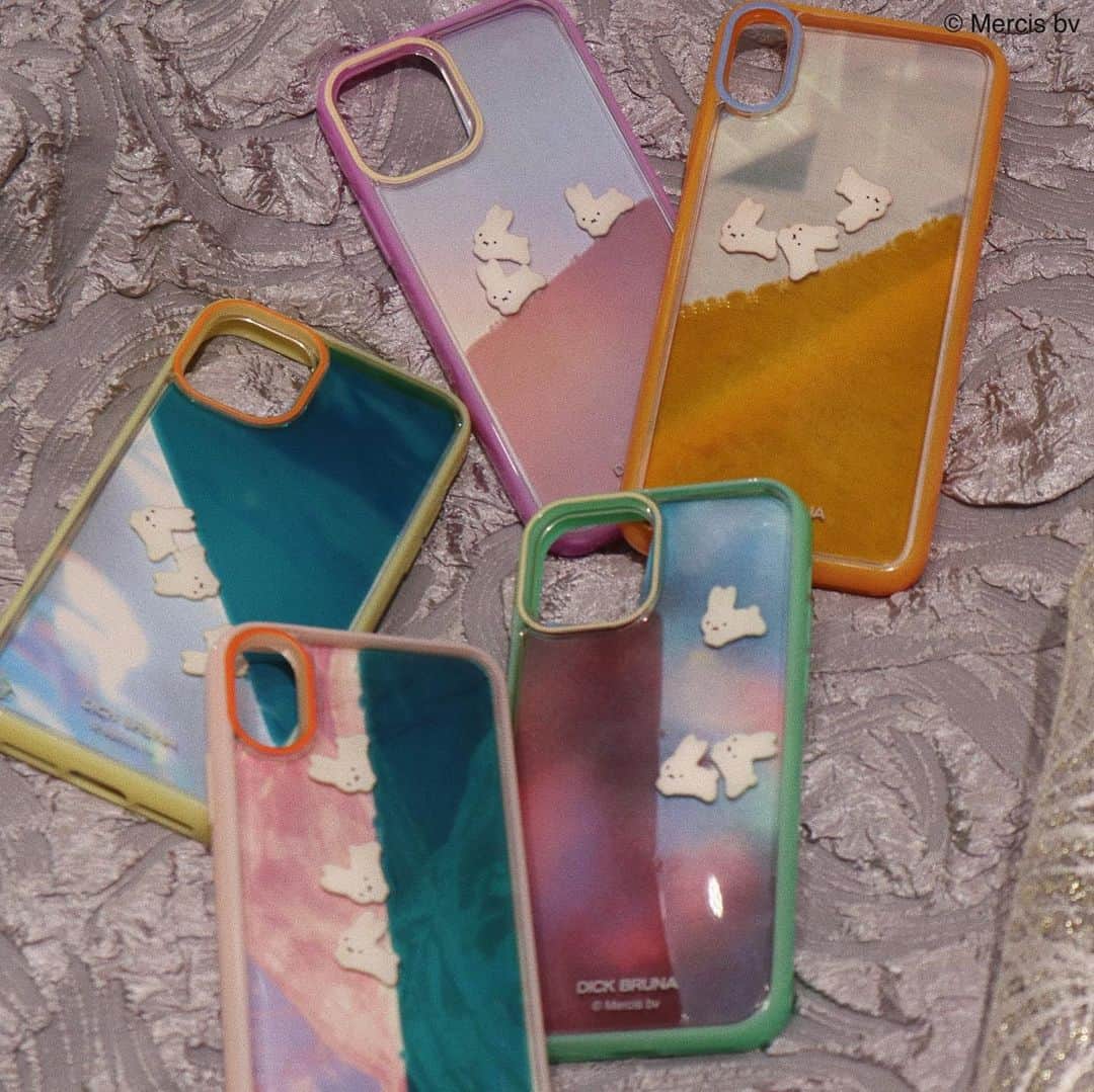 のインスタグラム：「【 LOOK back paper 】 ㅤㅤㅤㅤㅤㅤㅤㅤㅤㅤㅤㅤㅤ 本日 1/19 (tue) 入荷予定 ぷかぷかうさぎ iPhone case LOOK back paper を、 official HP にて本日12:00~配布開始！  今回は5パターンを配布致します♡ 配布素材は2枚目をご覧下さい。 ㅤㅤㅤㅤㅤㅤㅤㅤㅤㅤㅤㅤㅤ ストーリーのハイライトから ⇨ @merryjenny_instagram  ぜひcheckして下さいね ❤︎ ㅤㅤㅤㅤㅤㅤㅤㅤㅤㅤㅤㅤㅤ ㅤㅤㅤㅤㅤㅤㅤㅤㅤㅤㅤㅤㅤ 1/19 (tue) 入荷予定 ◯ ぷかぷかうさぎiPhone case ¥4,950 (tax in) ㅤㅤㅤㅤㅤㅤㅤㅤㅤㅤㅤㅤㅤ 【mint】iPhone 11pro 【orange】 iPhone XsMax 【yellow】 iPhone XR 【pink】 iPhone X/Xs 【lavender】 iPhone 12 ㅤㅤㅤㅤㅤㅤㅤㅤㅤㅤㅤㅤㅤ 〇 dick bruna × merry jenny 〇 special collaboration item ! ㅤㅤㅤㅤㅤㅤㅤㅤㅤㅤㅤㅤㅤ 大人気の ぷかぷかiPhoneケースから、 new color & new sizeが登場です。 ㅤㅤㅤㅤㅤㅤㅤㅤㅤㅤㅤㅤㅤ ぷかぷか、 波に乗る うさぎさんたち。 ㅤㅤㅤㅤㅤㅤㅤㅤㅤㅤㅤㅤㅤ ゆる～く、愛らしく、 思わず きゅん、としてしまうitemです。 ㅤㅤㅤㅤㅤㅤㅤㅤㅤㅤㅤㅤㅤ ㅤㅤㅤㅤㅤㅤㅤㅤㅤㅤㅤㅤㅤ #merryjenny #メリージェニー  #2020aw #winter #surrealisme」