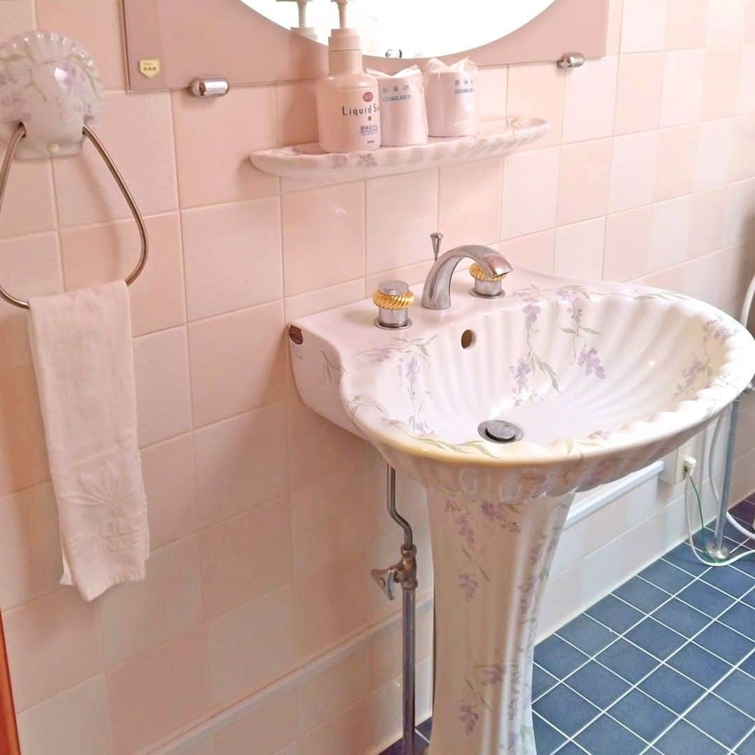 【公式】オーシャンリゾートホテル マホロバ・マインズ三浦さんのインスタグラム写真 - (【公式】オーシャンリゾートホテル マホロバ・マインズ三浦Instagram)「当ホテルの ロイヤルスイートルームの洗面台、 改めて見たら どれもかわいすぎない?! と気が付きました。  それぞれのお部屋で デザインが違うのもまた素敵✨  #洗面台 #gotoトラベル #洗面 #クラシック #ロイヤルスイートルーム #スイートルーム #特別室 #インテリア #洗面所 #洗面台インテリア  #ホテルインテリア #洗面所インテリア #お風呂 #海のある生活 #オーシャンビュー #igで繋がる海 #三浦海岸駅 #三浦海岸 #三浦半島いいところ🙌 #移住 #三浦 #三浦市 #マホロバマインズ #maholovaminds #マホロバケーション #神奈川観光 #三浦半島 #マホロバ #マホロバマインズ三浦」1月19日 12時00分 - maholova_minds_miura