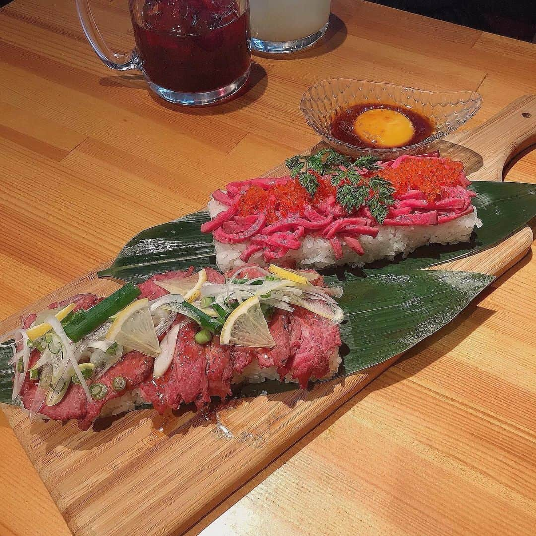 原田彩のインスタグラム：「🍖🍖🍖 . 京橋駅でたくさんお肉が食べられて 記念日やサプライズにもピッタリな お店みつけた‪‪❤︎‬ @toricomeat.kyobashi (JRよく使うのに乗り換えくらいでしか あんまり降りたことのなかったけど穴場だな◎) . なんと食べ放題で黒毛和牛が食べられるの😋🍽 メニューが豊富で、お肉以外にも 野菜、魚、ピザに、チーズフォンデュまで めちゃくちゃ幅広く楽しめて最高🙆🏼‍♀️💮 . お肉が本当に柔らかくって 食べ放題だと思えない美味しさだった◎ 贅沢に肉三昧してきたよ🥩 ユッケ寿司も牛タンユッケもあったから もちろん安定にどちらも堪能🤤👏🏻 . 食べ飲み放題が2500円からあって リーズナブルに楽しめるんだけど、 今回いろいろ食べたくって +プレミアムメニューに +ミートメニュー食べ飲み放題(3500円) を選んだよ🥰🥰欲張った← さらに、欲張りたい方は +500円でチーズフォンデュも追加可能‪‪✌︎✌︎✌︎ ‬超〜満腹になっちゃった‪‪❤︎‬ . ほんで、オススメのひとつ！ 可愛いアートを描いてくれるデザートプレート🍰‪‪ アートのクオリティがめっちゃ高くって 誕生日や記念日のお祝いにでてくると ぜったい喜ばれると思う！！🥲💗 . #メッセージプレート #大阪グルメ #肉バル #大阪肉バル #京橋肉バル #記念日サプライズ #京橋グルメ #大阪食べ飲み放題 #pr #肉肉肉 #トリドリベース #お肉大好き #肉女子 #女子会 #肉スタグラム #食スタグラム #グルメ女子 #食べ飲み放題 #サプライズ #記念日プレート」