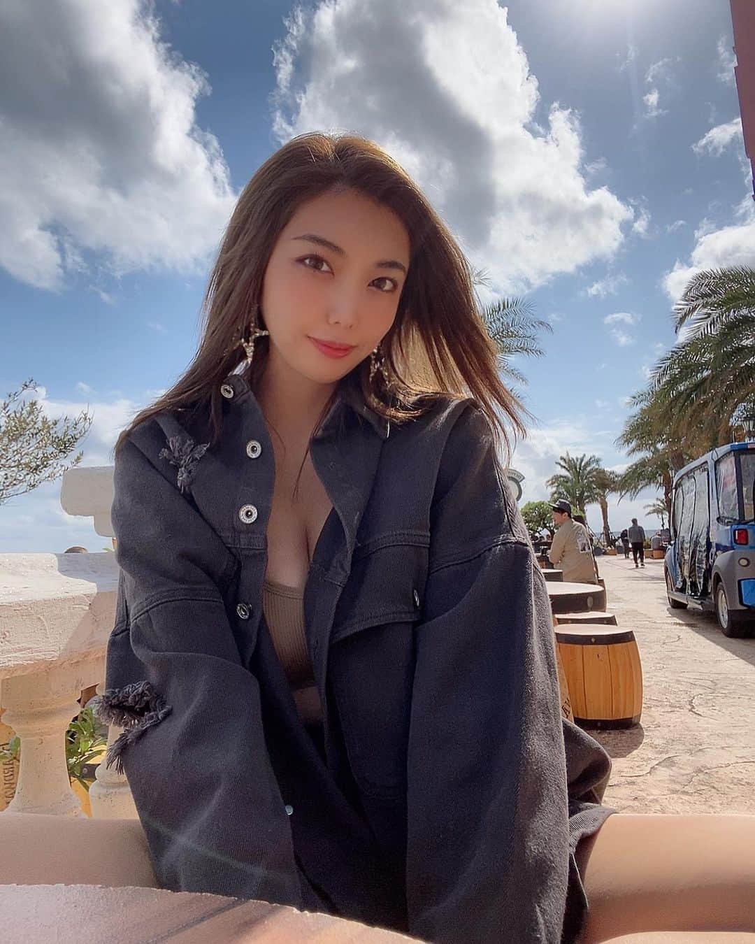 のインスタグラム：「撮影3日目☀️☀️ 昨日はサンセットで撮って今日はbeachで撮影楽しみ🐥！！  #松岡凛#グラビア#ラウンドガール#恵比寿マスカッツ#沖縄#撮影#カフェ」